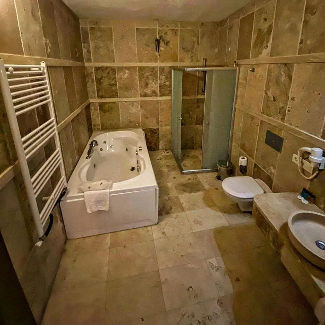 Bath in Sinasos Palace Cave Hotel