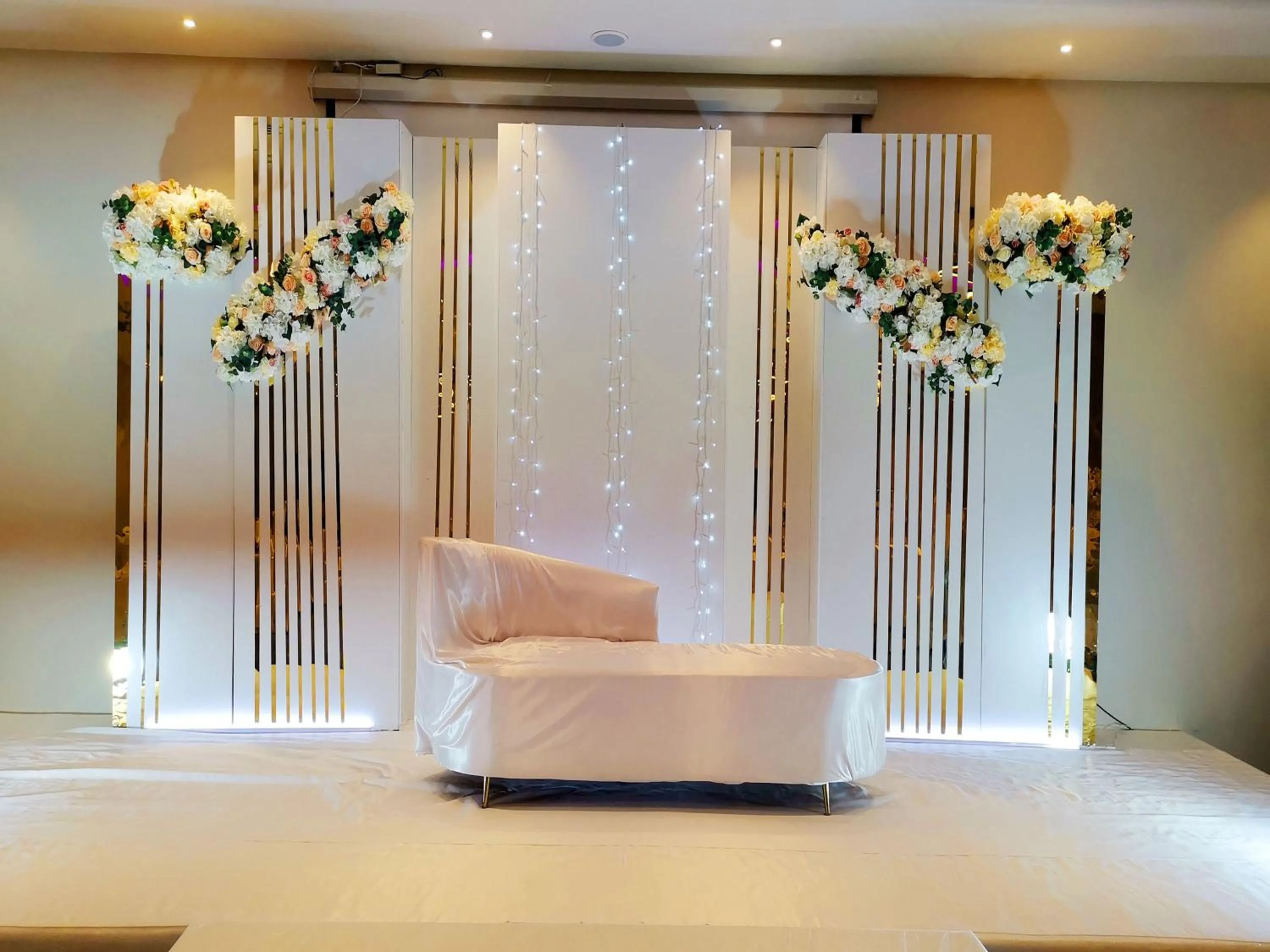 Banquet/Function facilities, Bed in ROZANA HOTEL