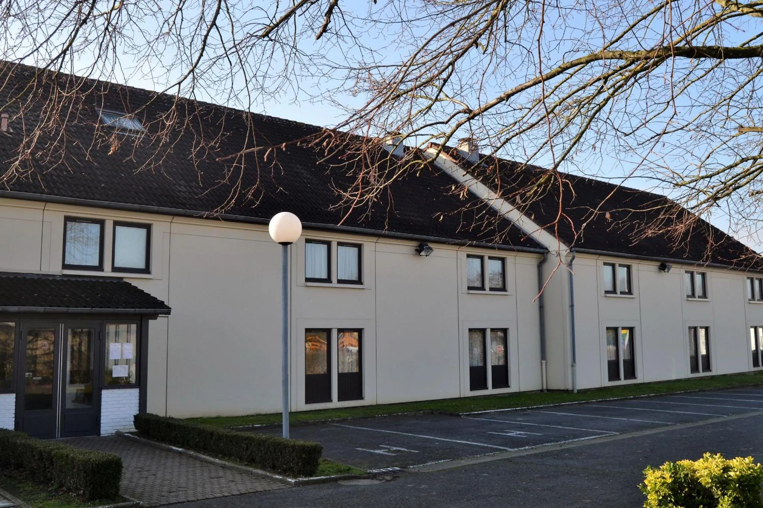 Property building in KYRIAD CREIL - Chantilly Nord