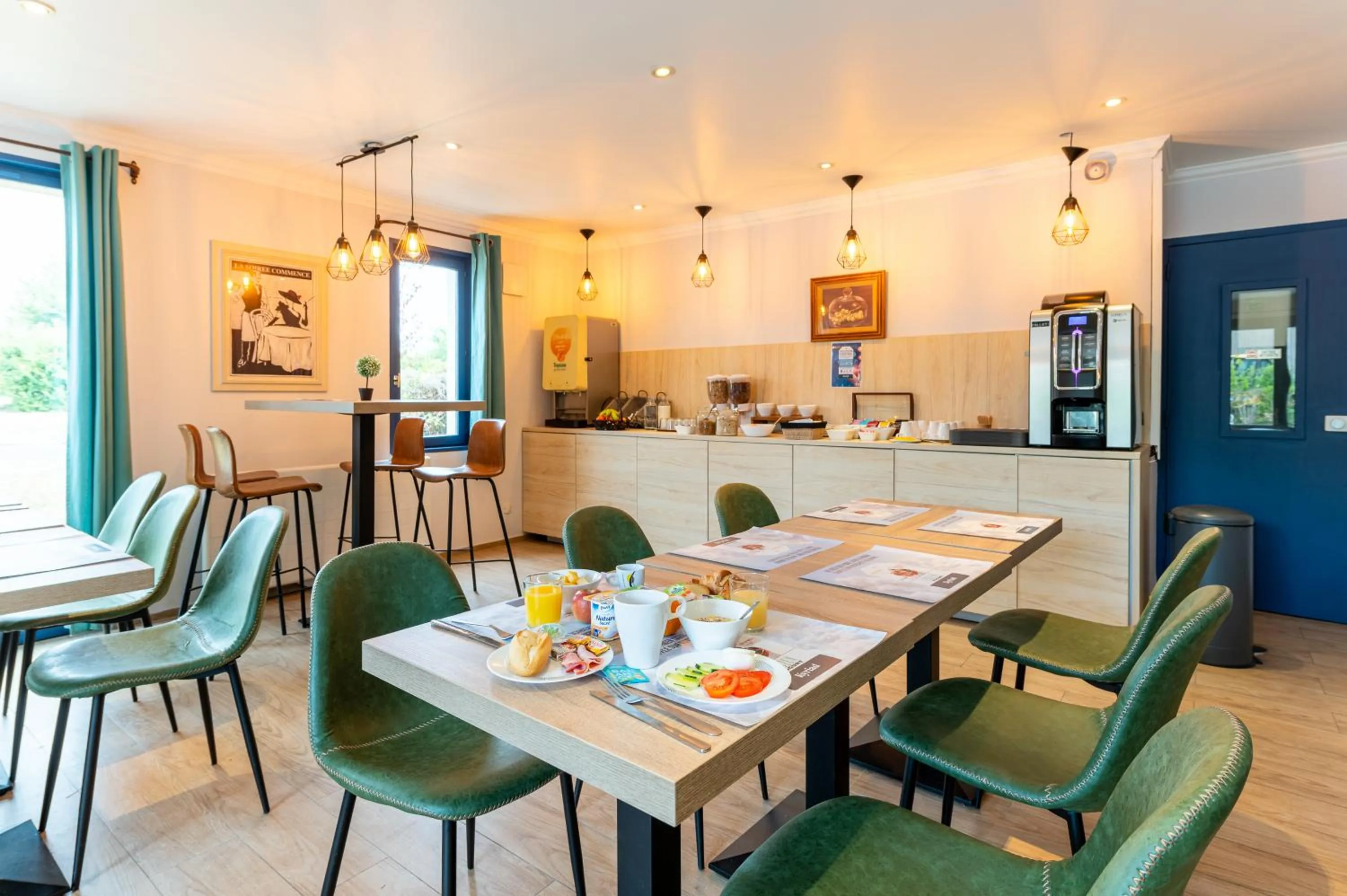 Property building in KYRIAD CREIL - Chantilly Nord