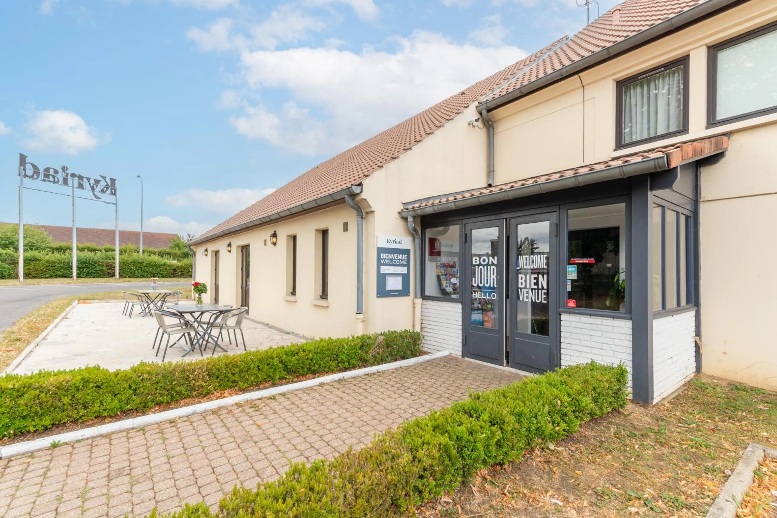 Property building in KYRIAD CREIL - Chantilly Nord