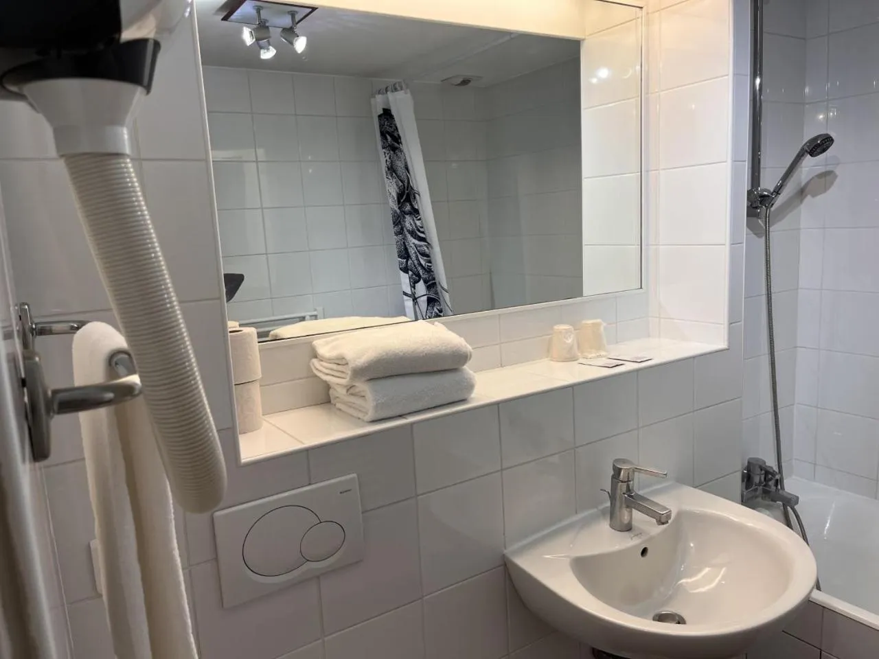 Shower in KYRIAD CREIL - Chantilly Nord