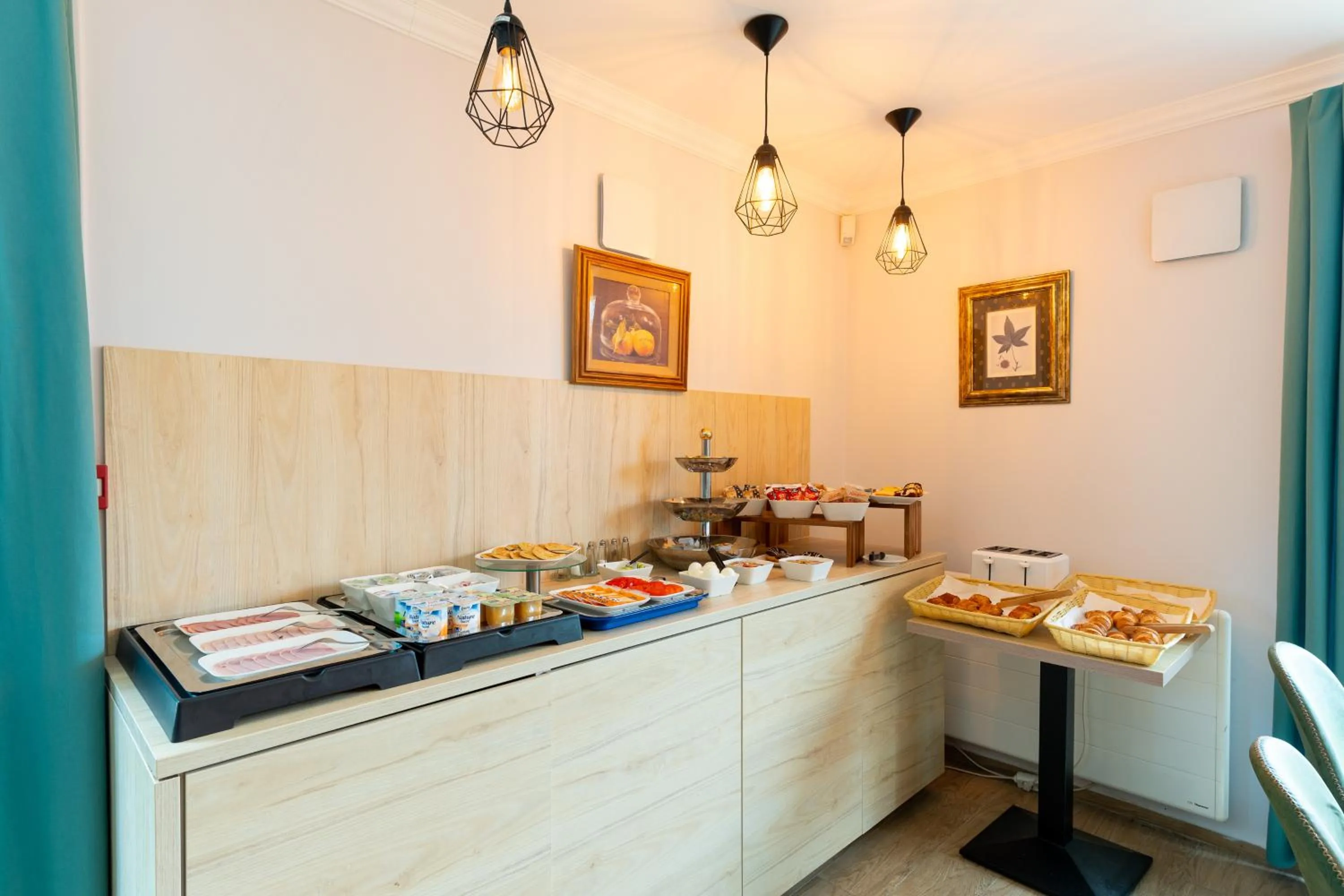 Property building in KYRIAD CREIL - Chantilly Nord