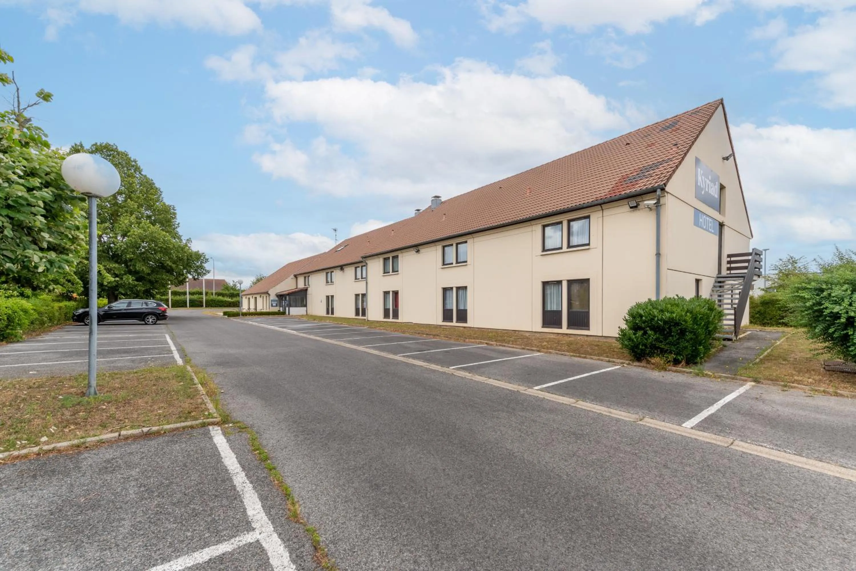 Property building in KYRIAD CREIL - Chantilly Nord