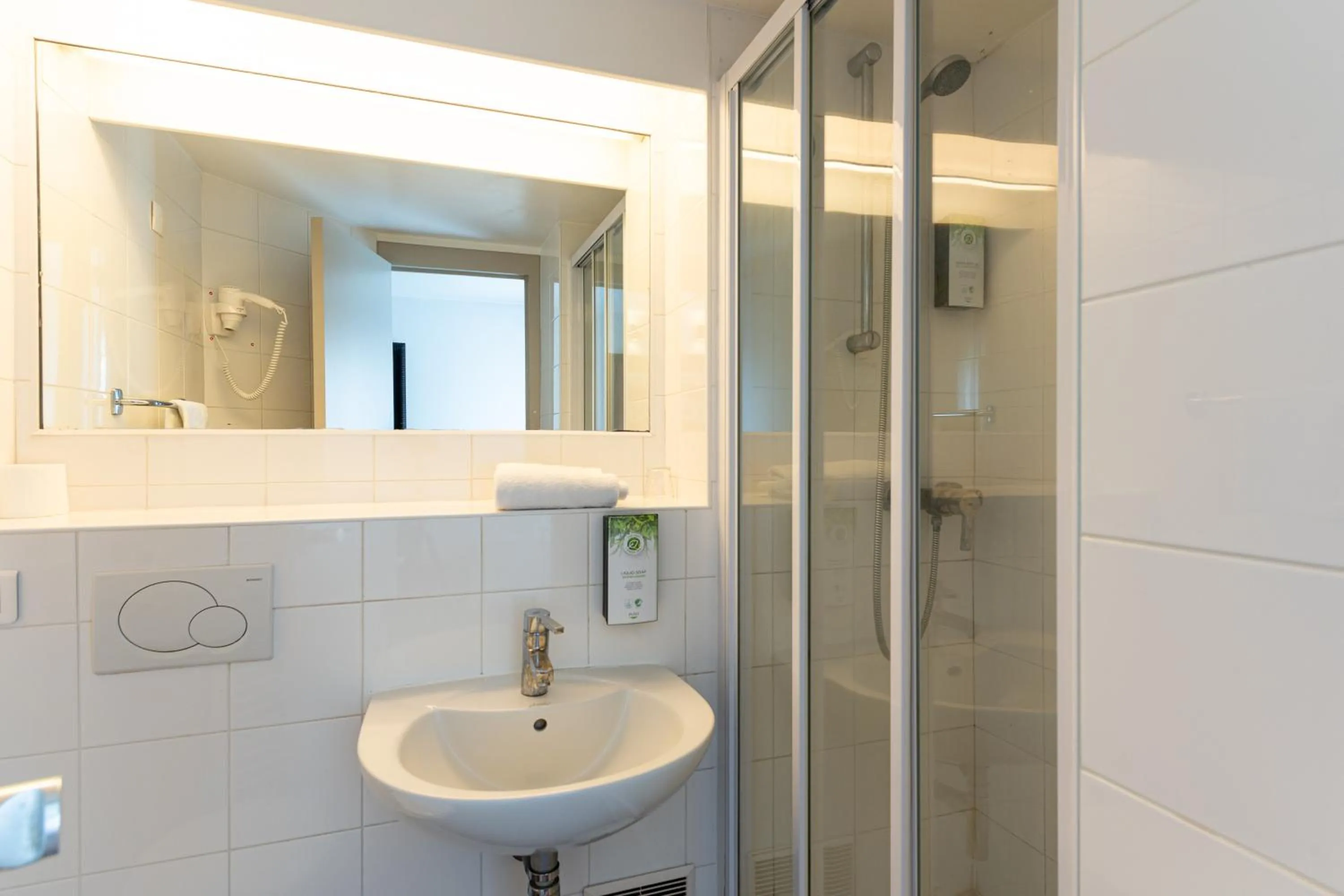 Shower in KYRIAD CREIL - Chantilly Nord