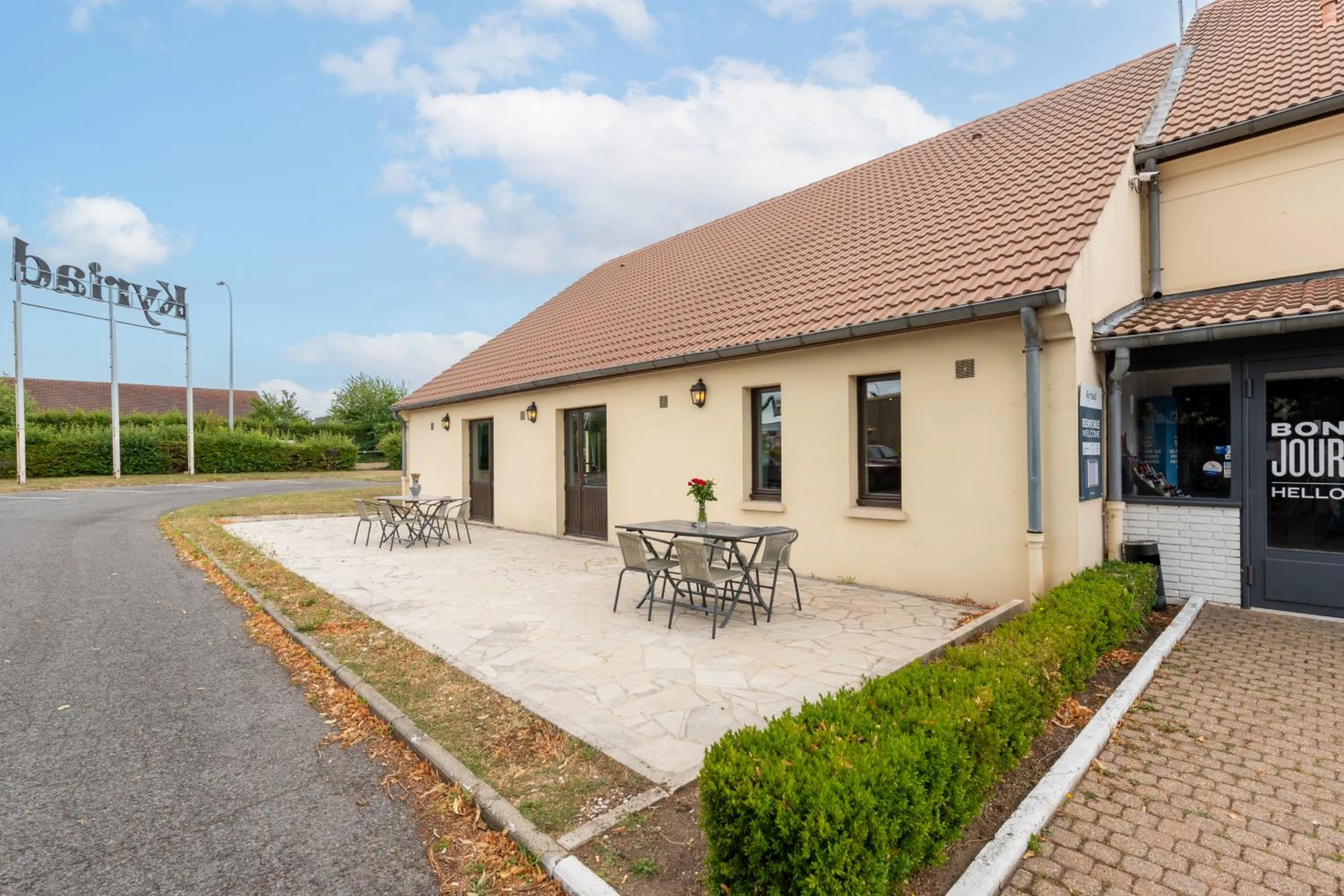 Property building in KYRIAD CREIL - Chantilly Nord