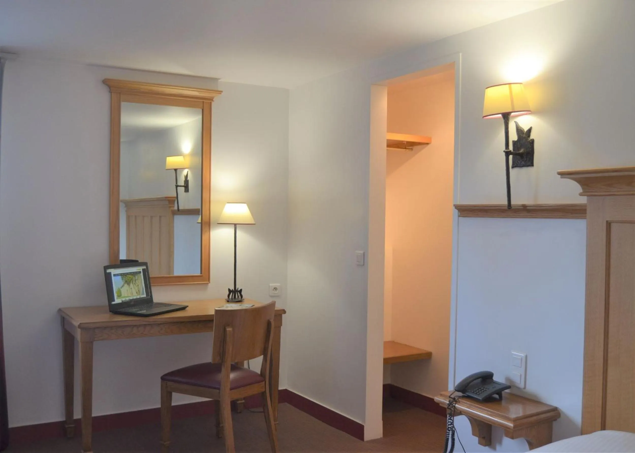 Property building, Bed in KYRIAD CREIL - Chantilly Nord