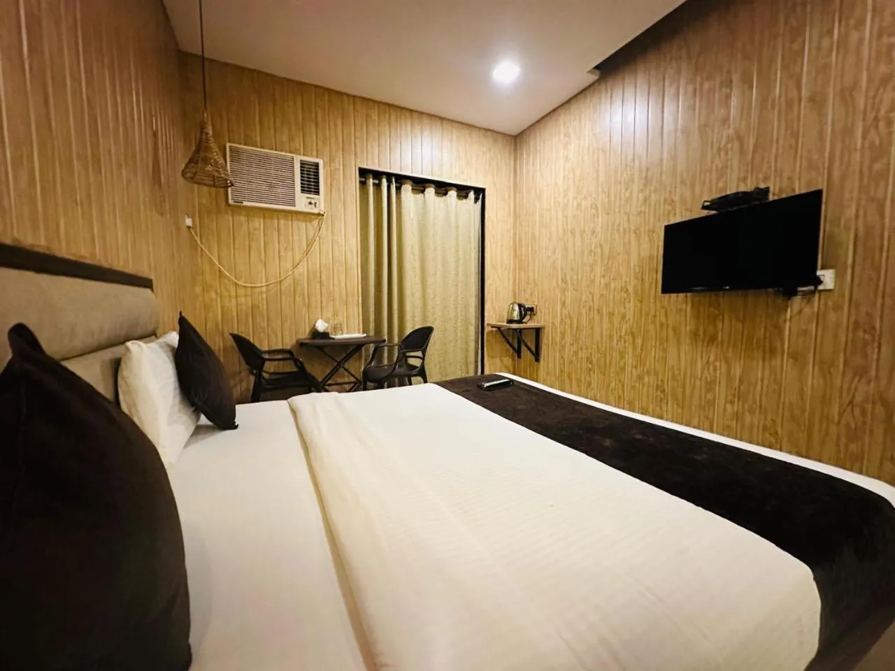 Bed in Hotel Merakee - Near Dahisar Mira Road Mumbai