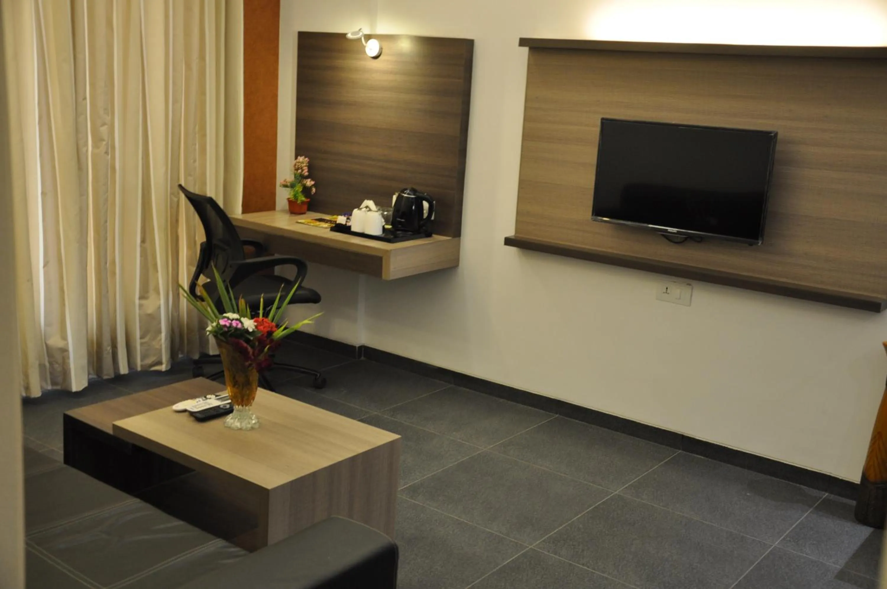 Coffee/tea facilities in Pride Biznotel Manjusar Vadodara Near Sokhda Lake