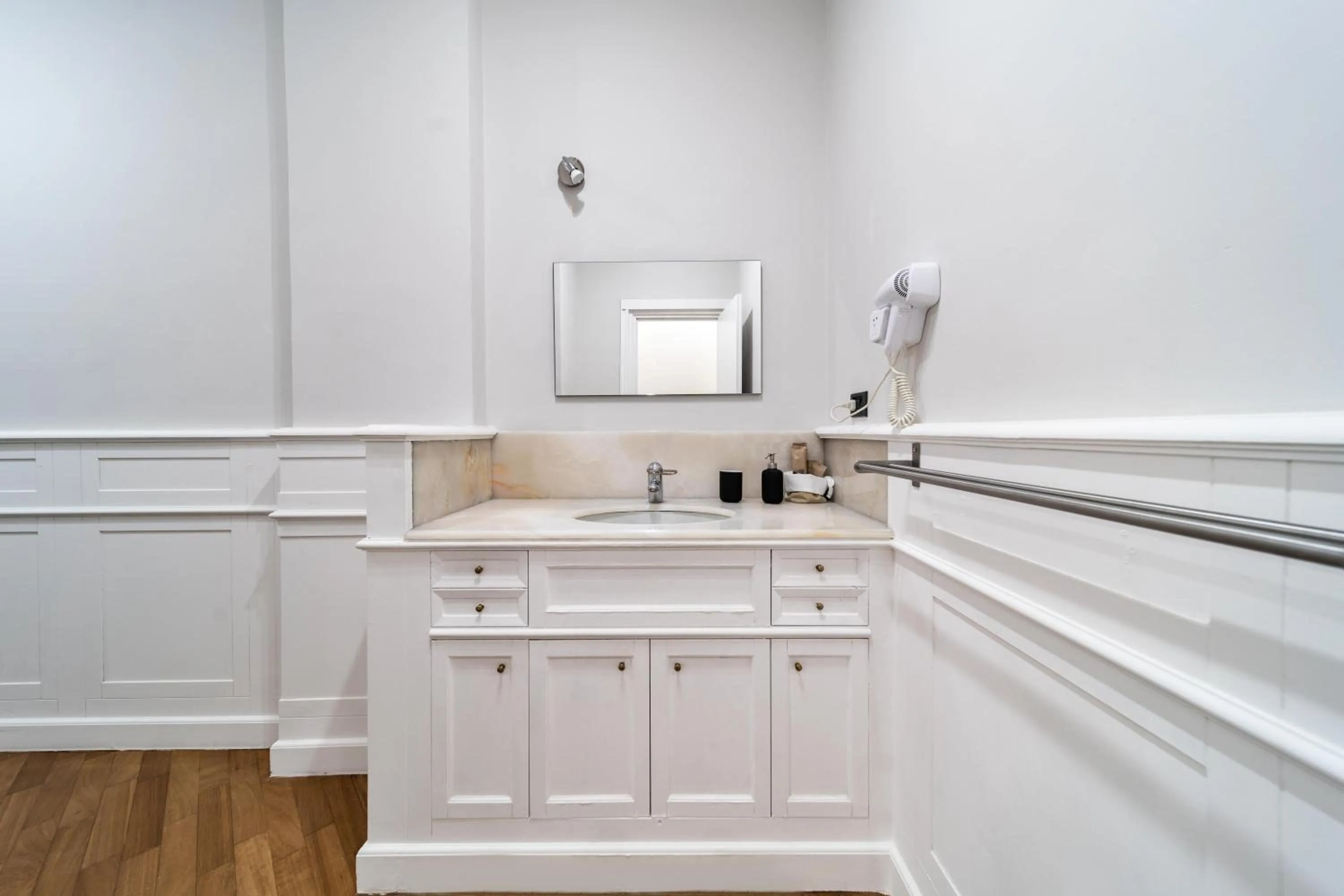 Bathroom in Dante 138 Class rooms & apartments