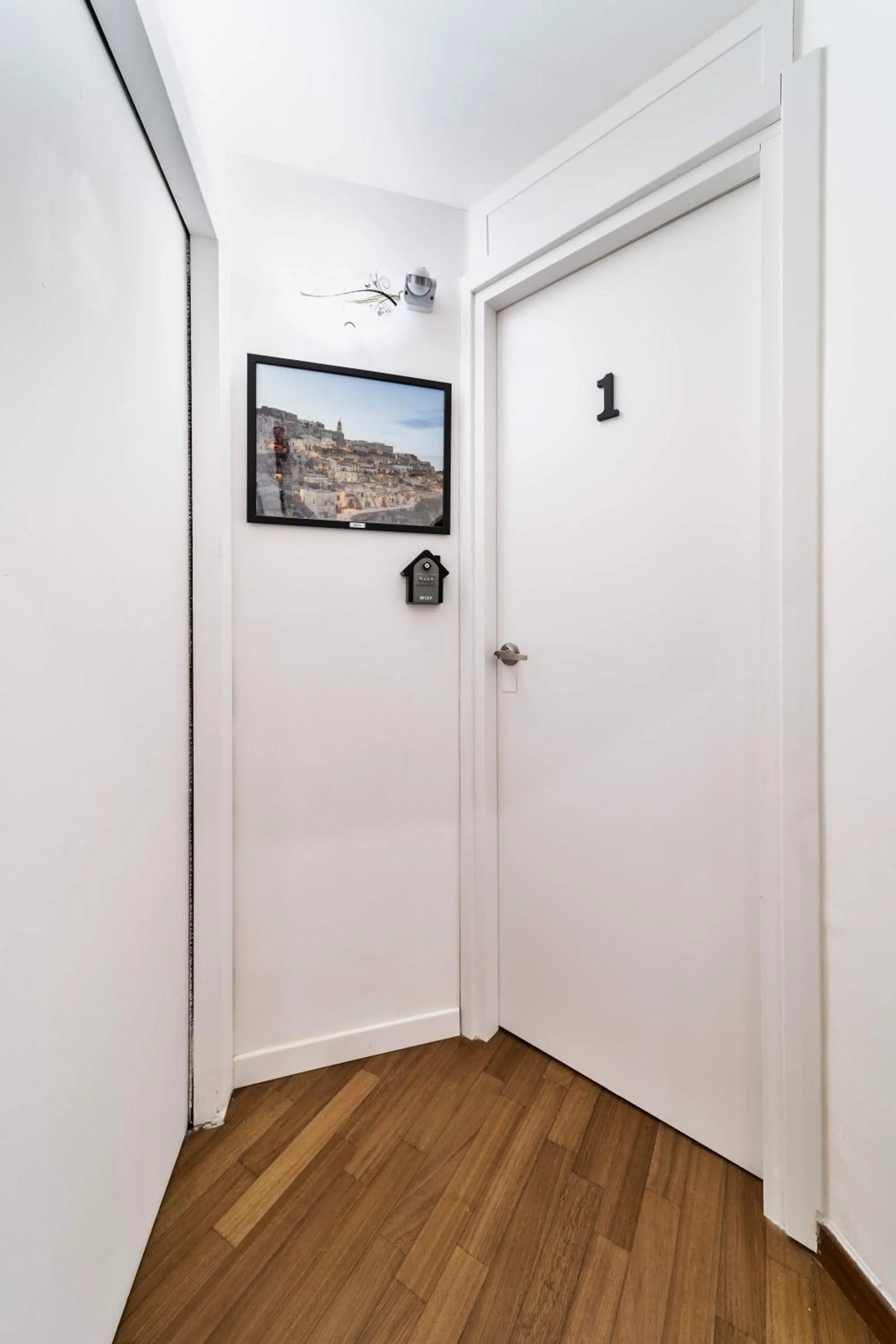 Facade/entrance in Dante 138 Class rooms & apartments