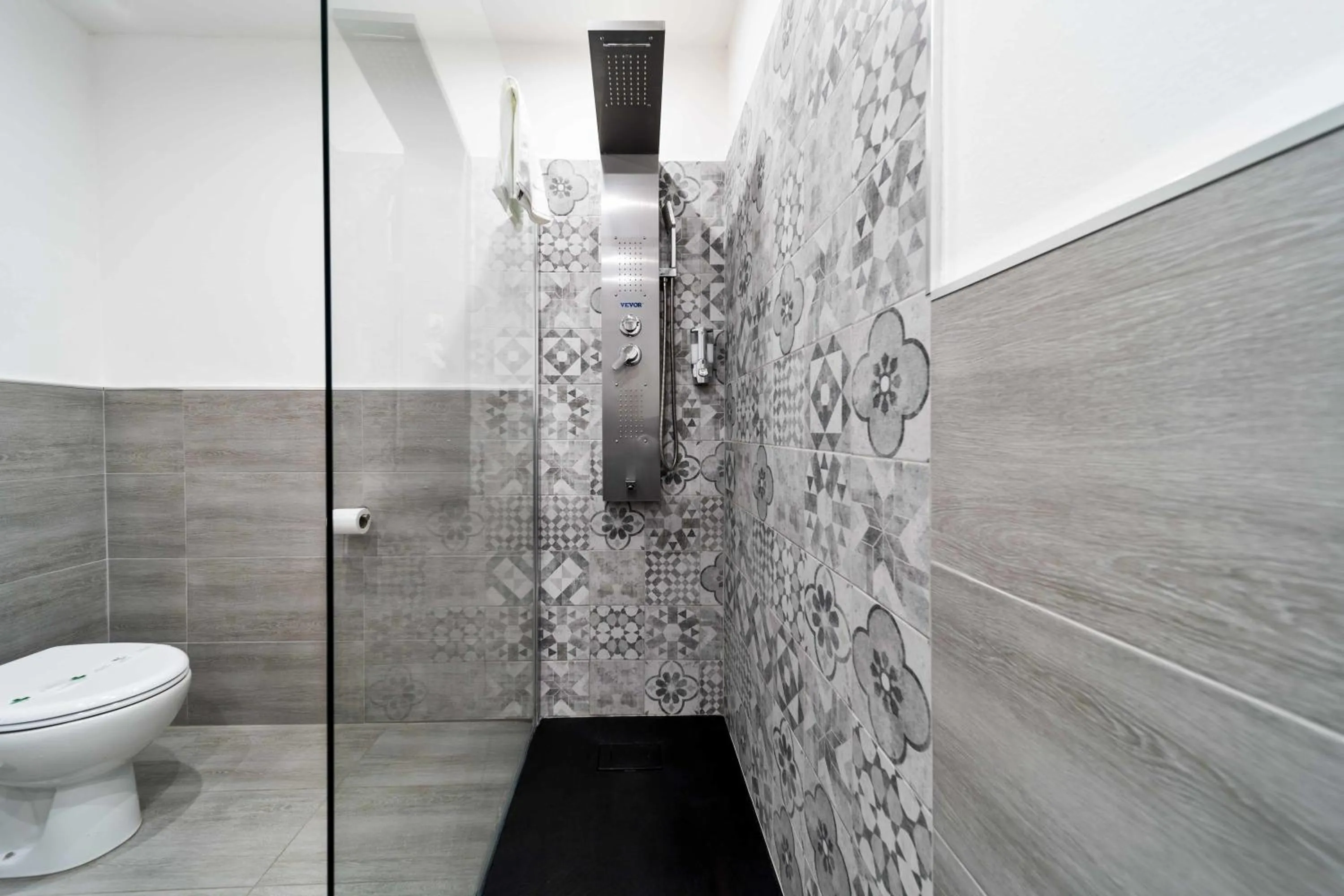 Shower in Dante 138 Class rooms & apartments