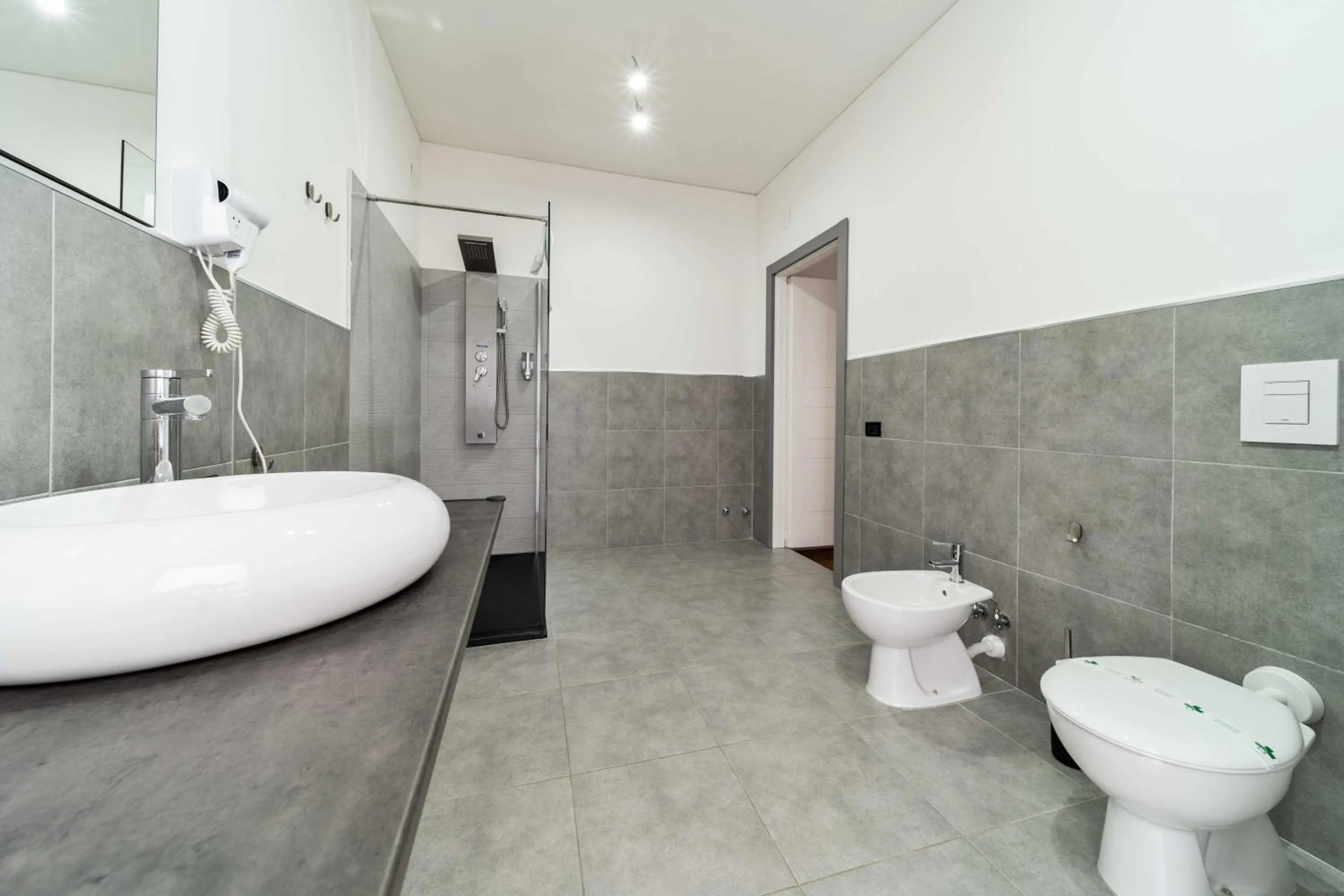 Bathroom in Dante 138 Class rooms & apartments