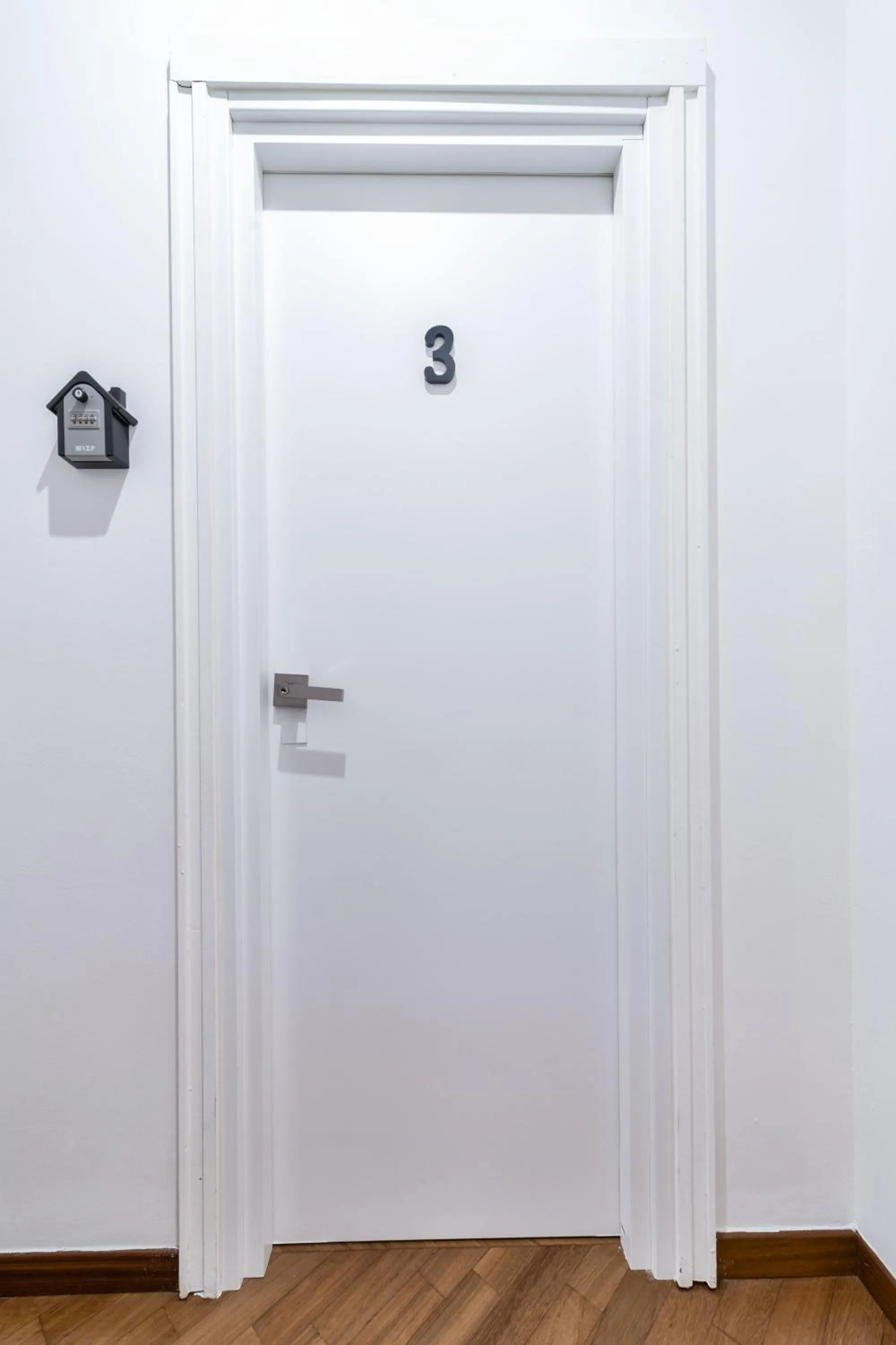 Facade/entrance in Dante 138 Class rooms & apartments