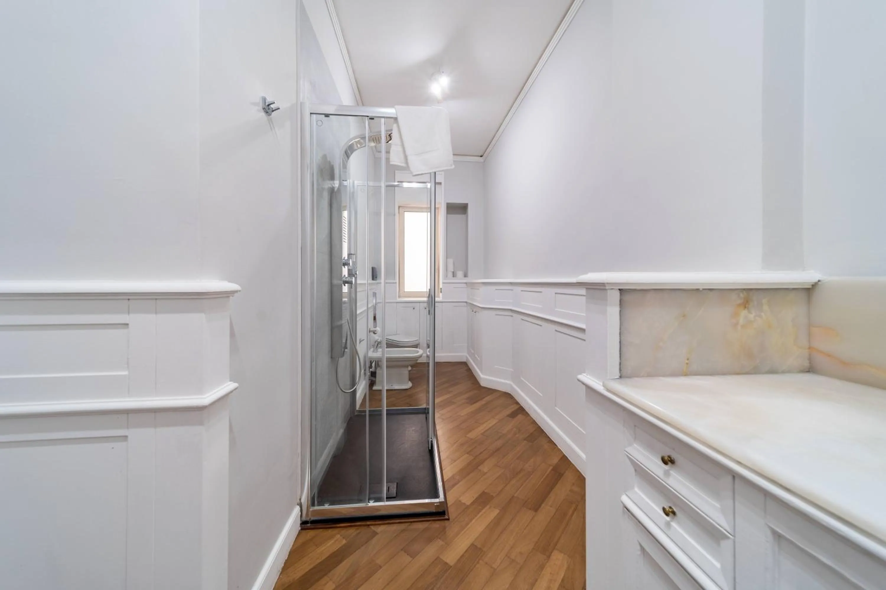 Shower, Bed in Dante 138 Class rooms & apartments