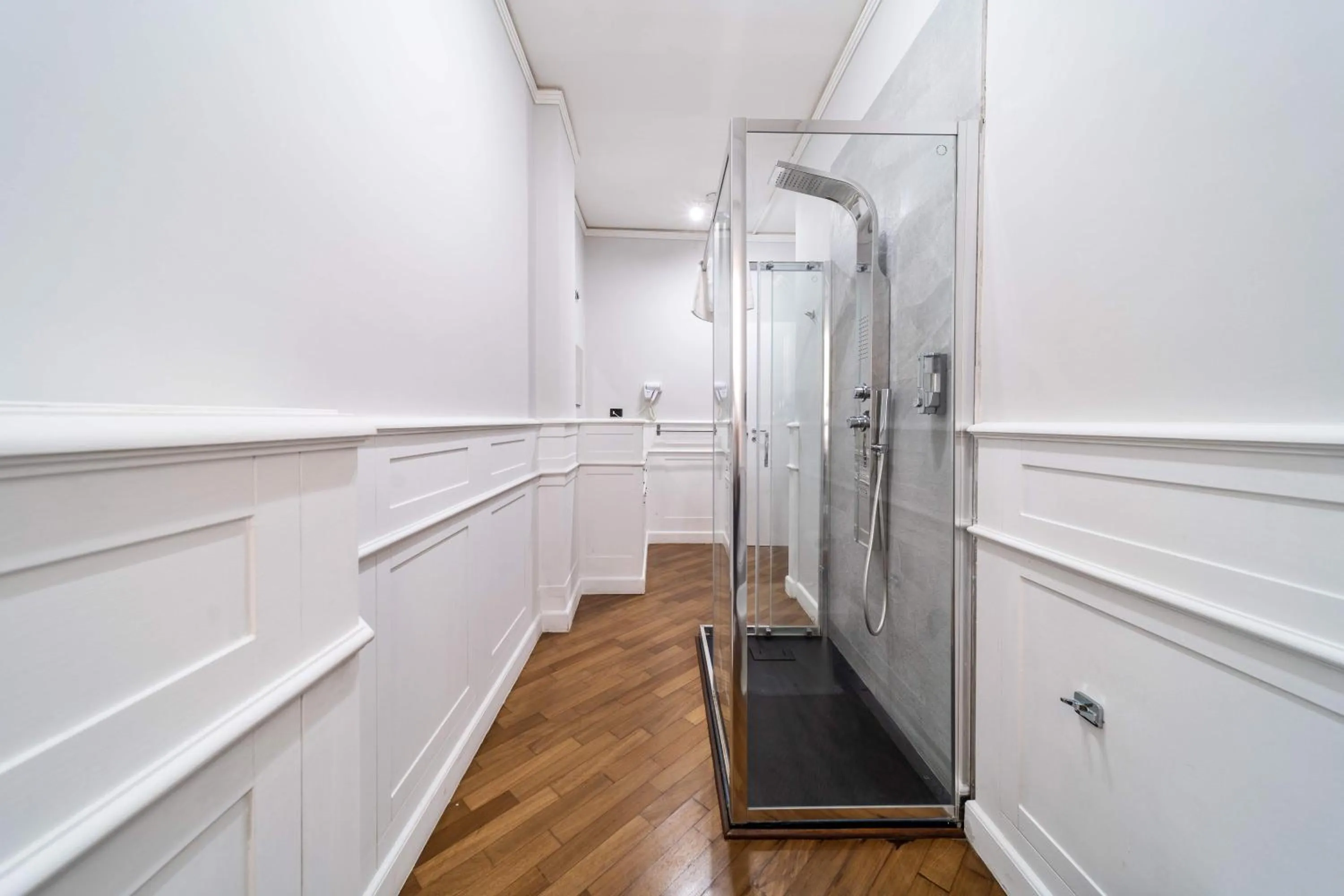 Bathroom in Dante 138 Class rooms & apartments