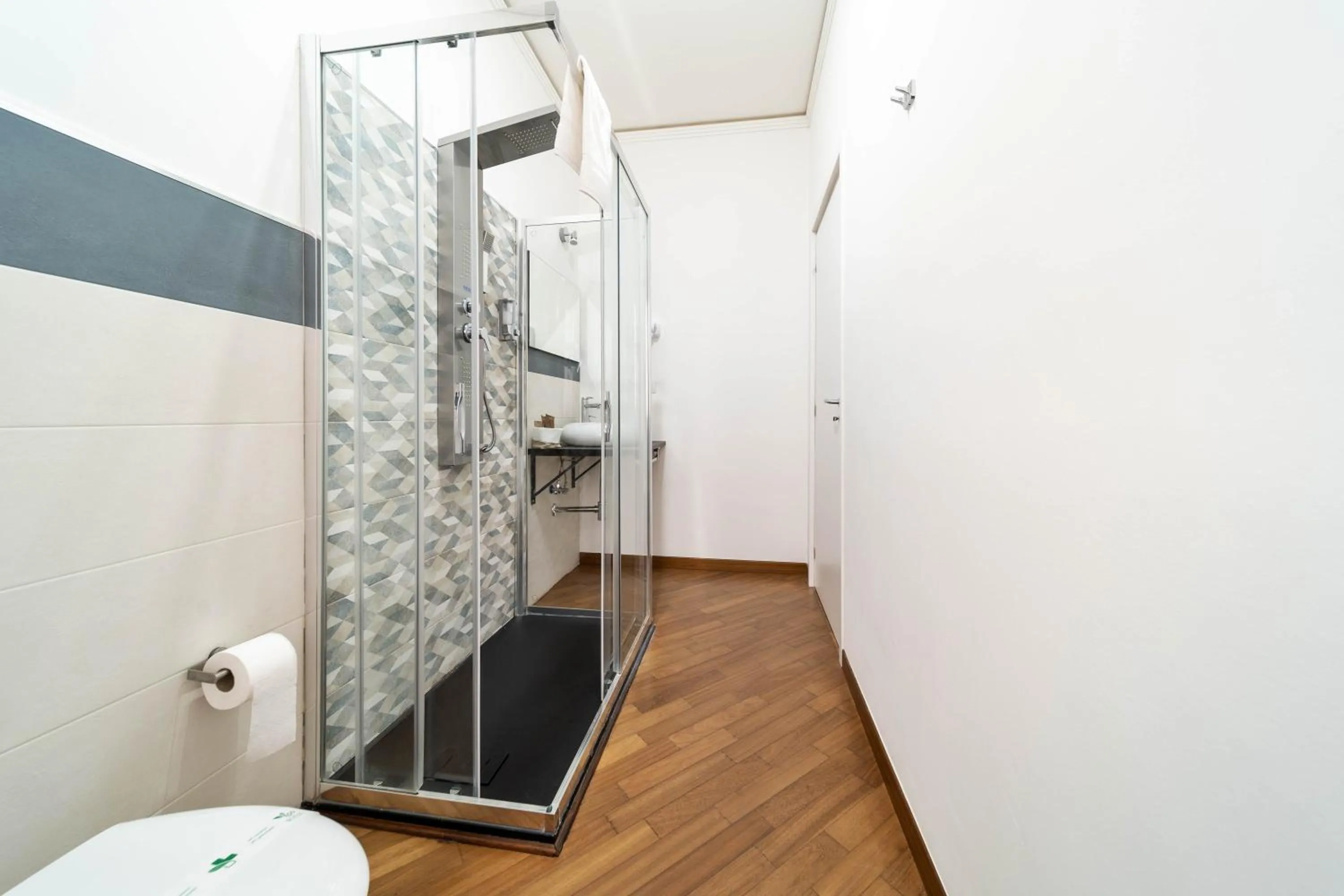 Shower in Dante 138 Class rooms & apartments