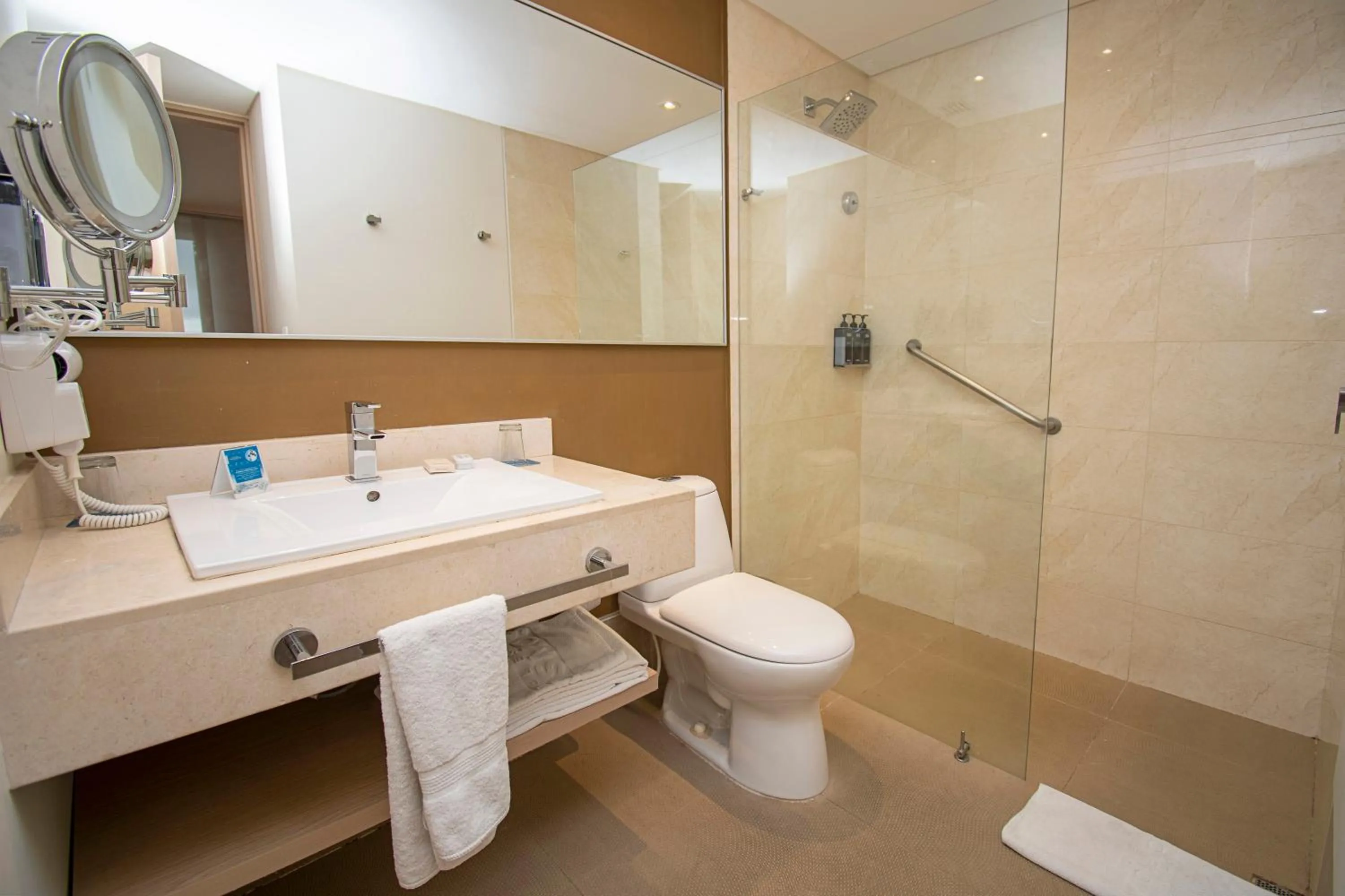 Toilet in Cosmos Pacifico Hotel