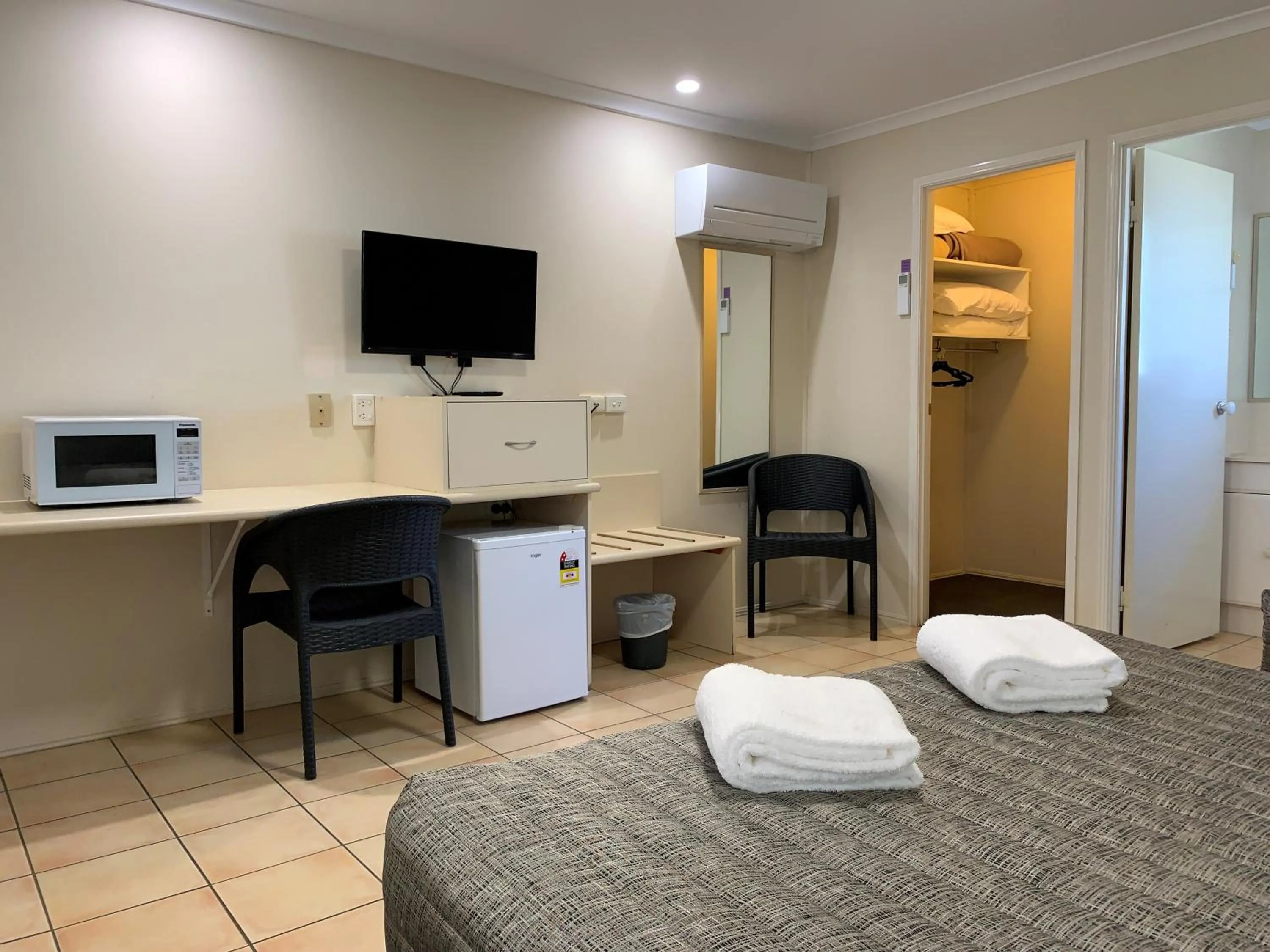 Kitchen or kitchenette, Bed in Biloela Palms Motor Inn