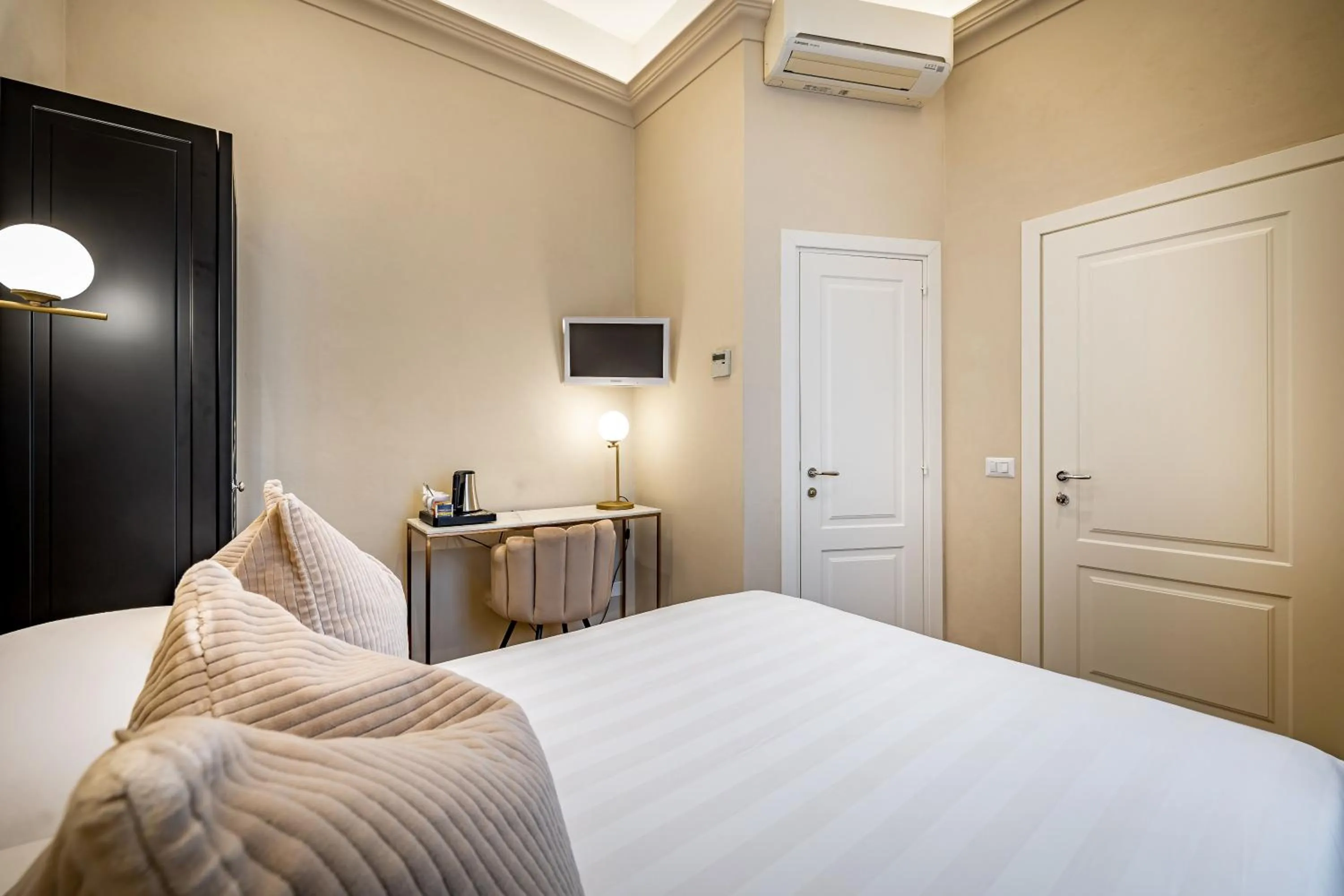 Bedroom, Bed in Hotel Emma Small Luxury Hotel