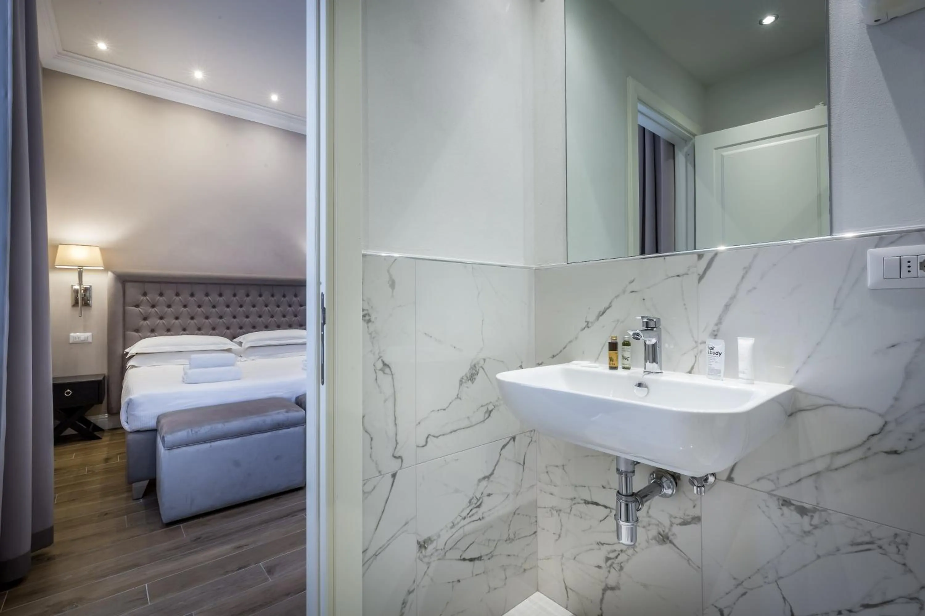 Bathroom, Bed in Hotel Emma Small Luxury Hotel