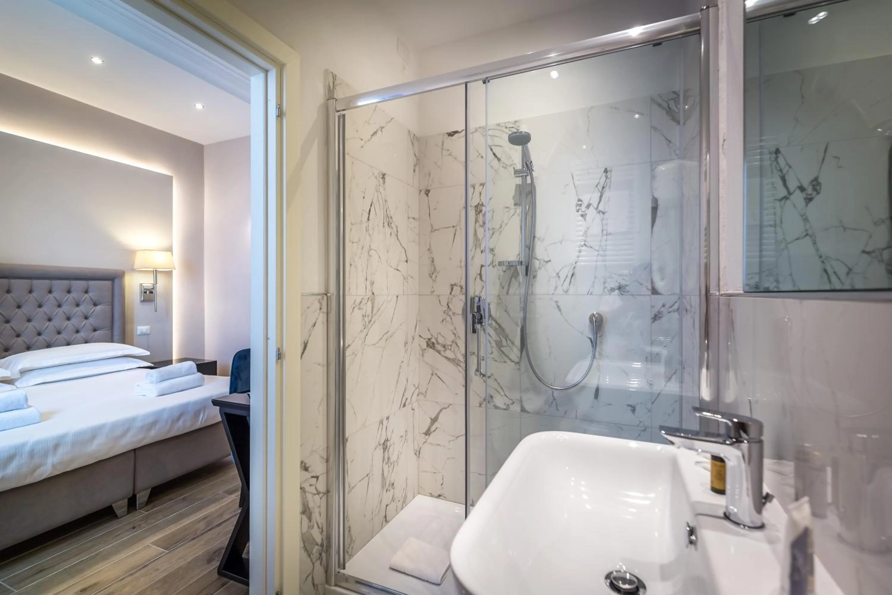 Shower, Bed in Hotel Emma Small Luxury Hotel