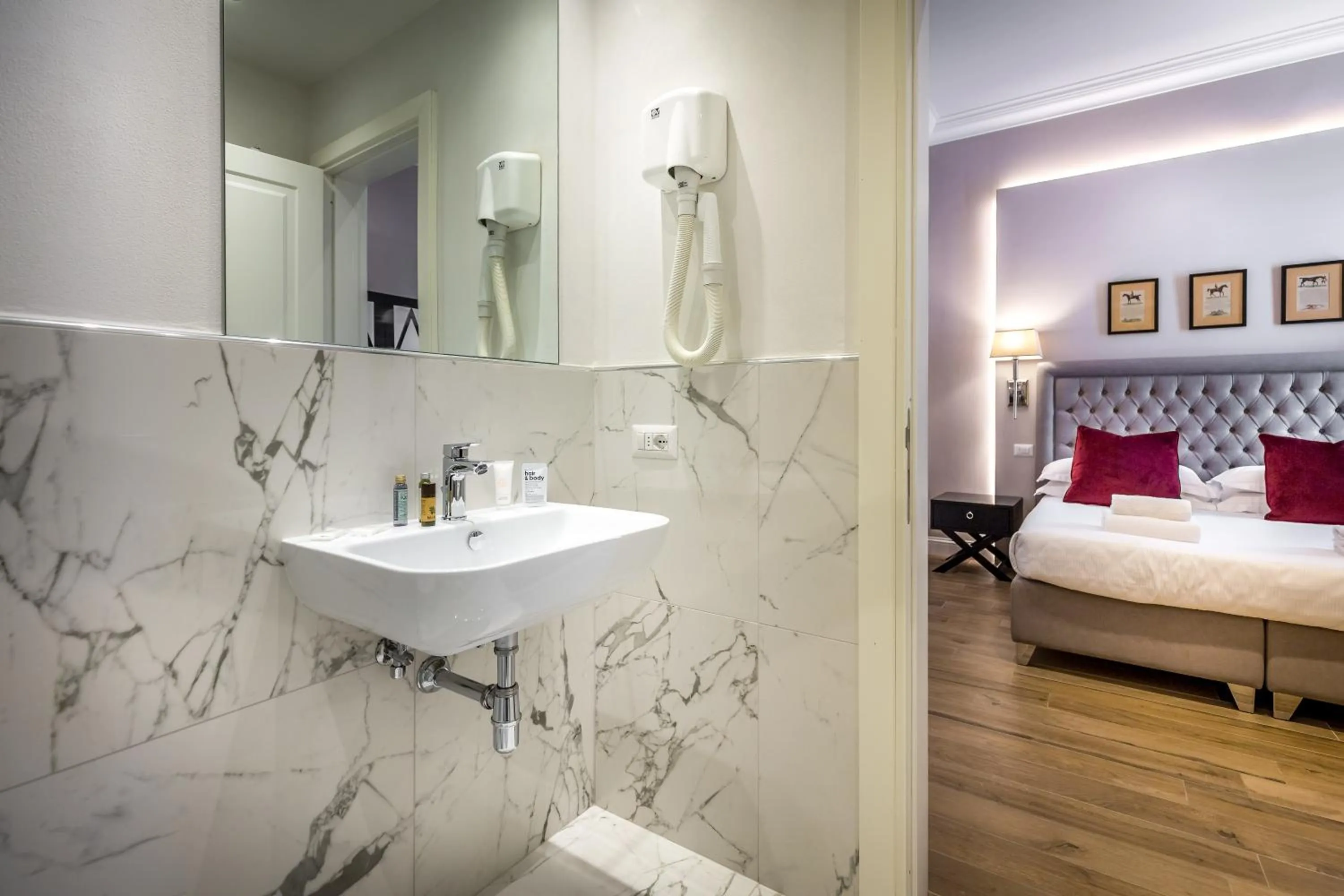 Bathroom, Bed in Hotel Emma Small Luxury Hotel