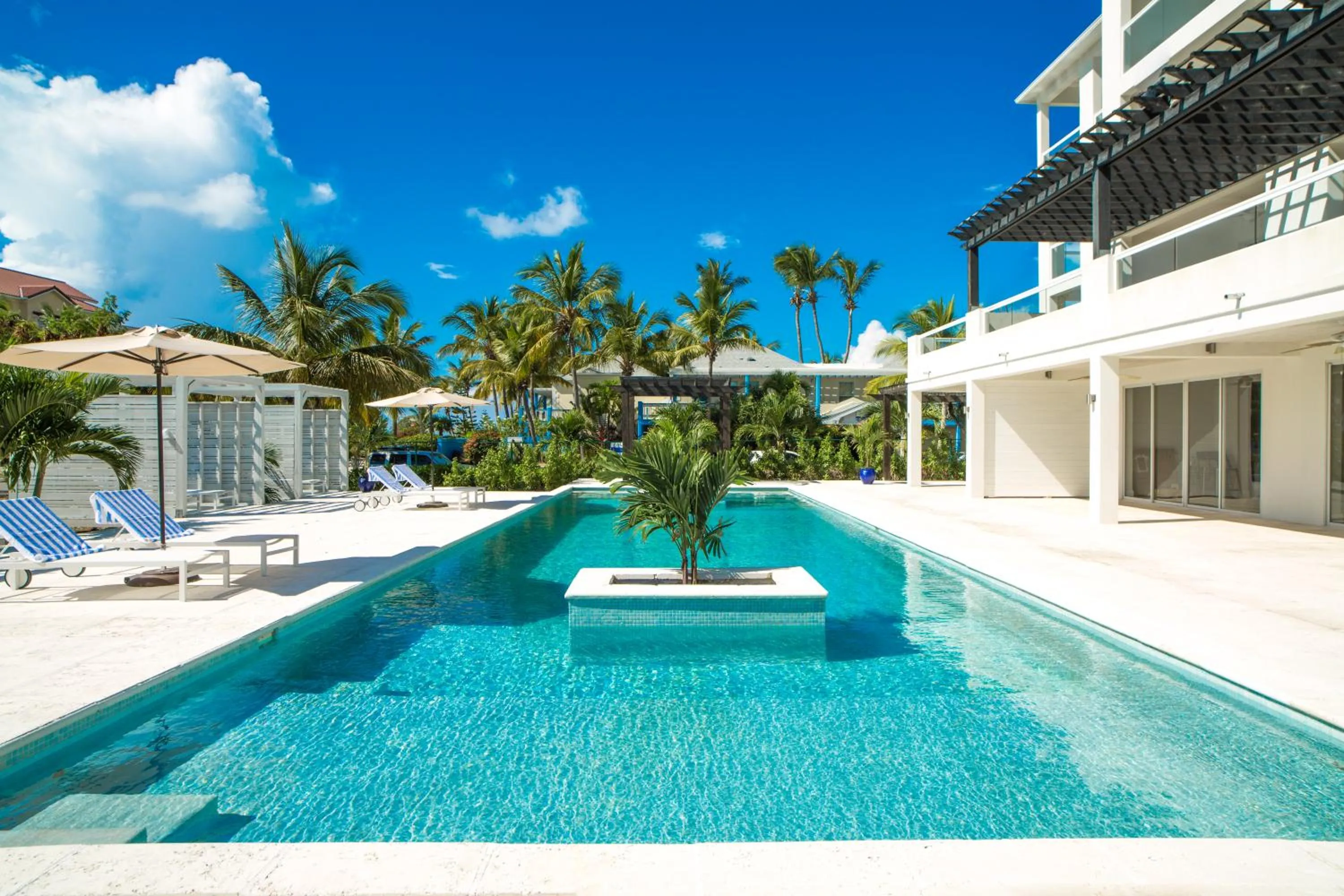 Swimming pool in The Tides, Grace Bay