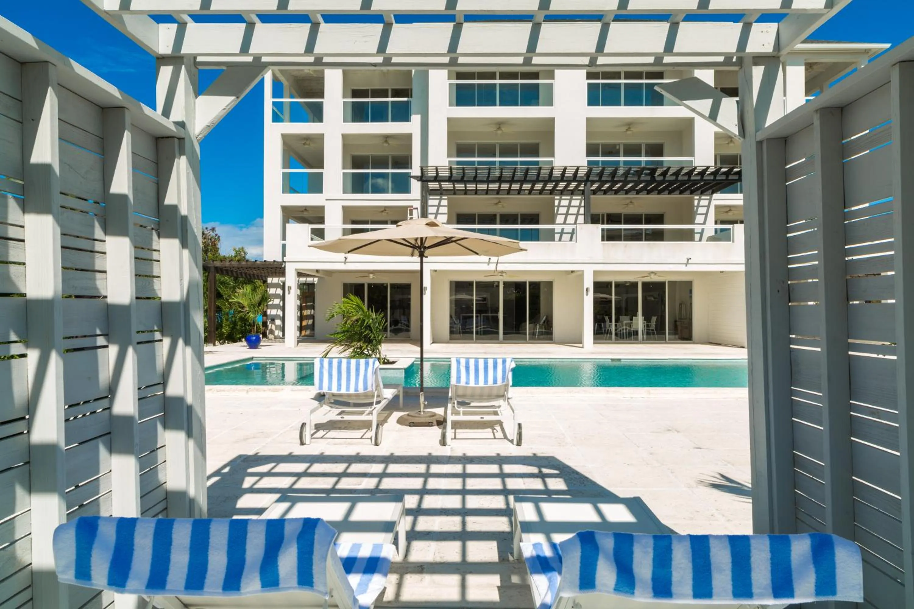 Swimming pool in The Tides, Grace Bay