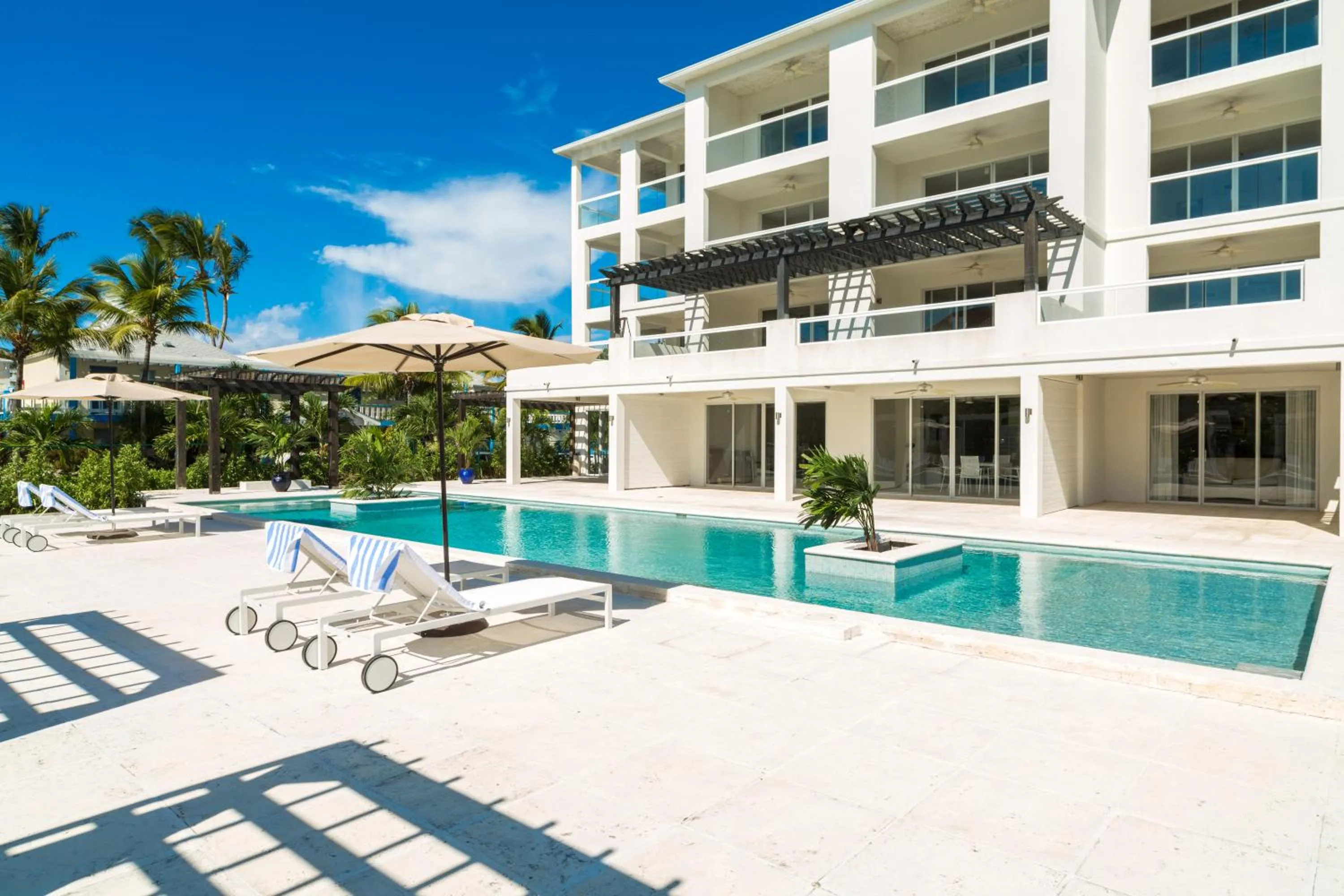 Swimming pool in The Tides, Grace Bay