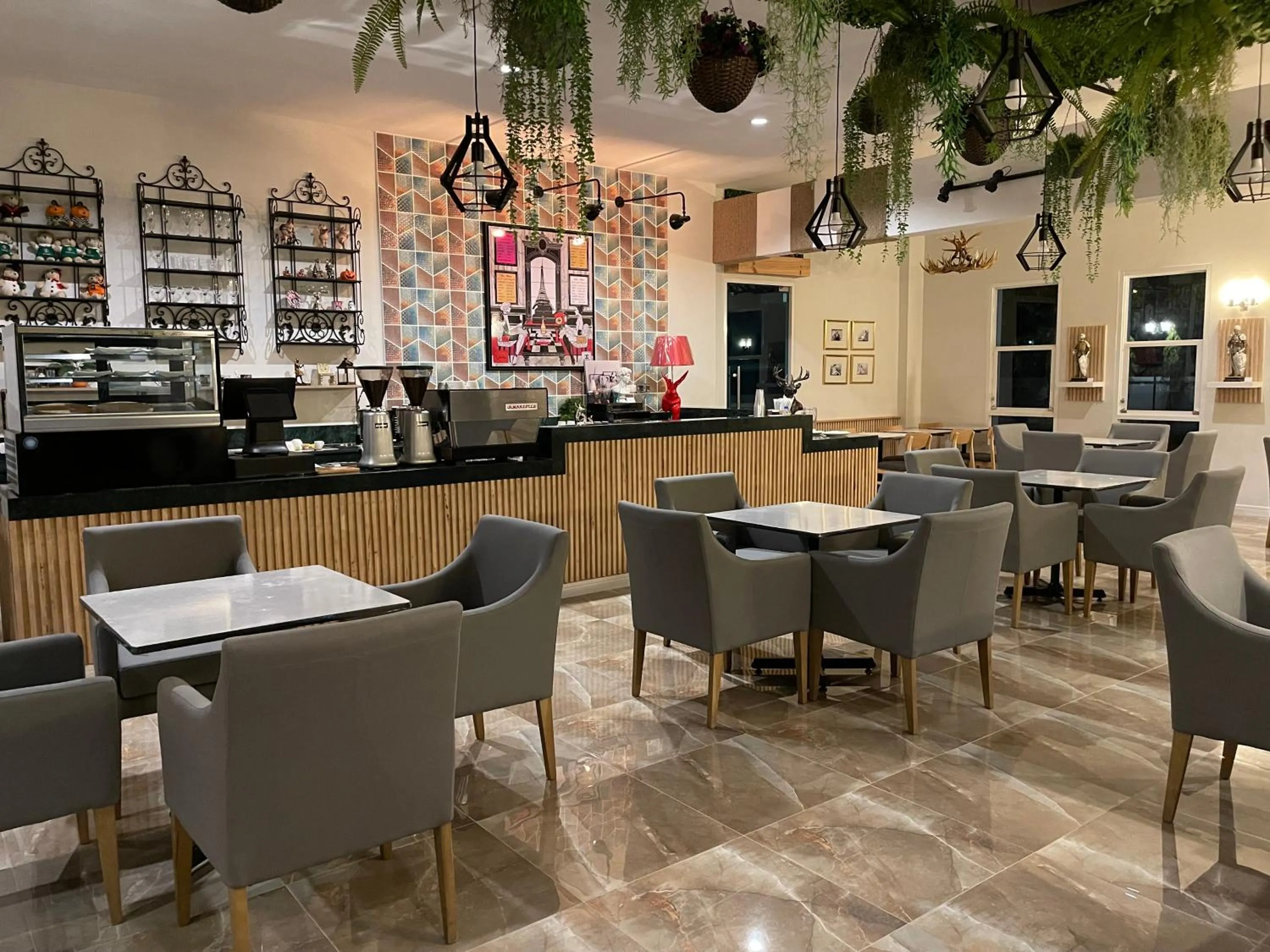 Restaurant/places to eat in Le Cannes Hotel