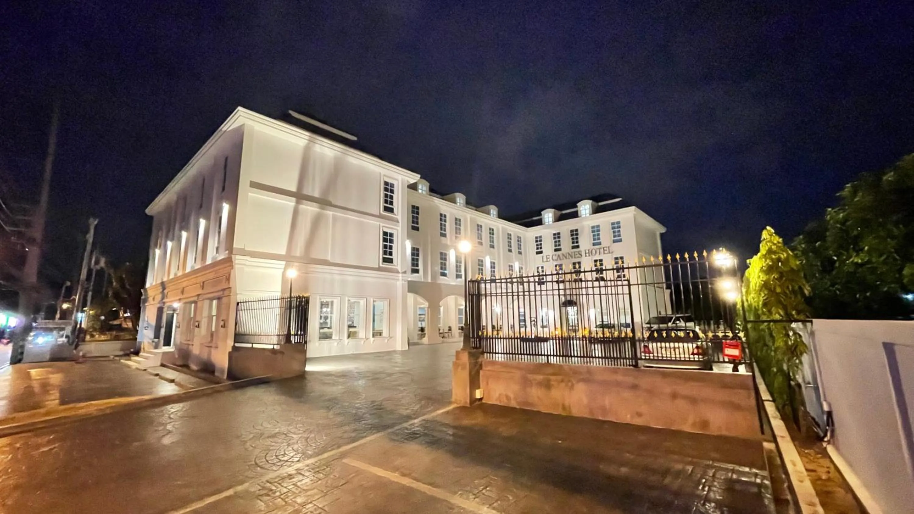 Property building in Le Cannes Hotel