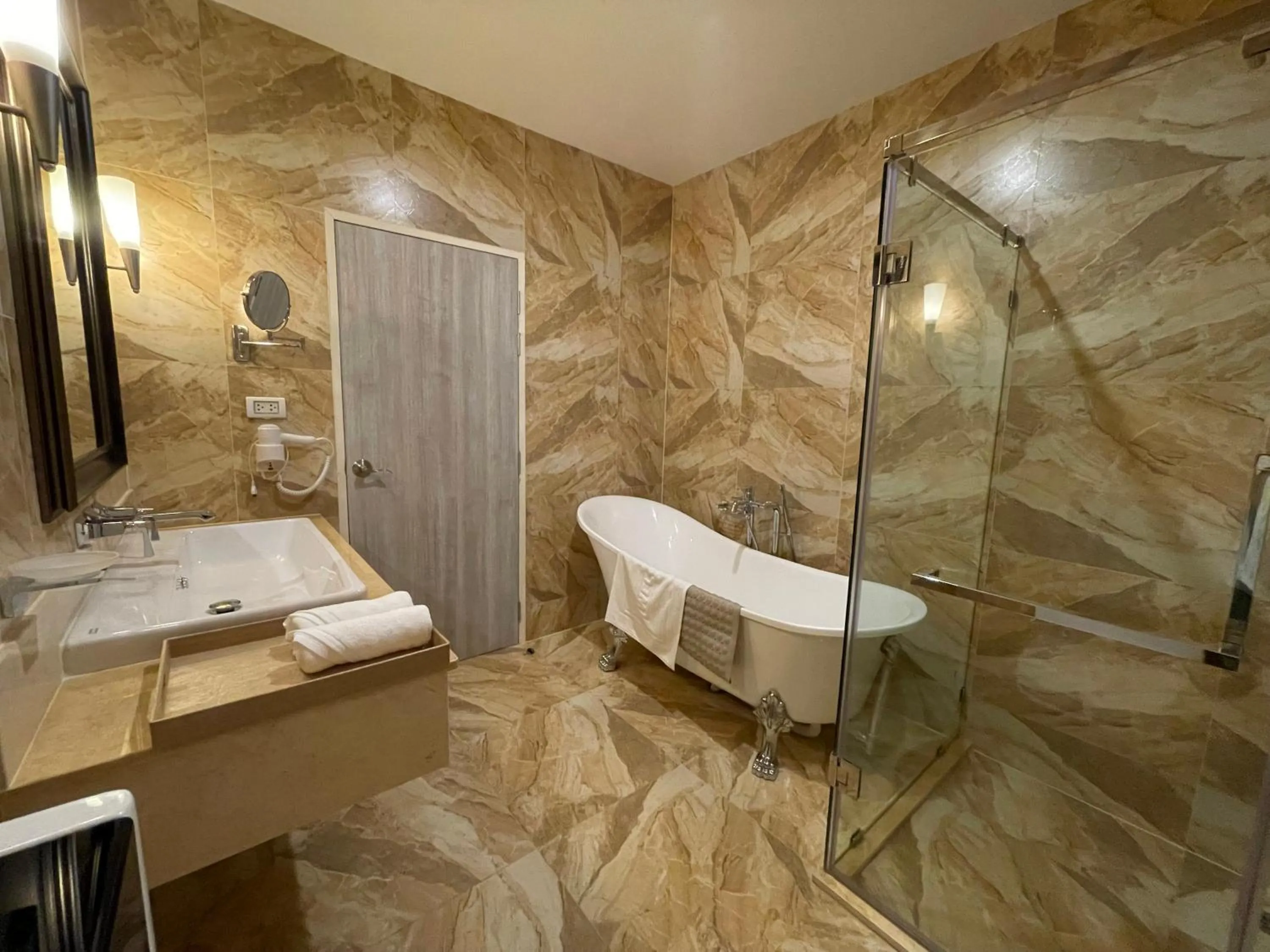 Bathroom in Le Cannes Hotel