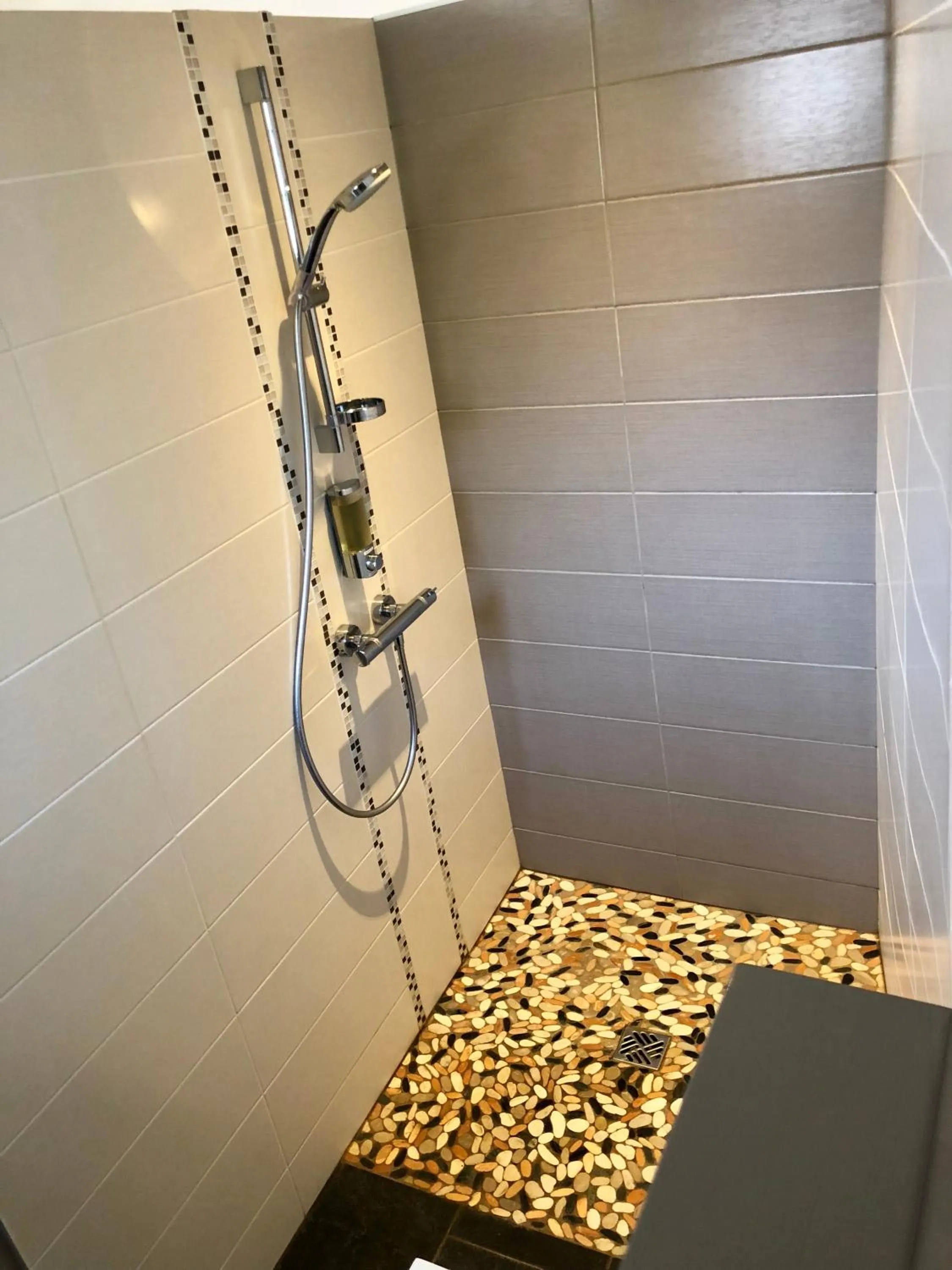 Shower in Villa Eugénie Melun