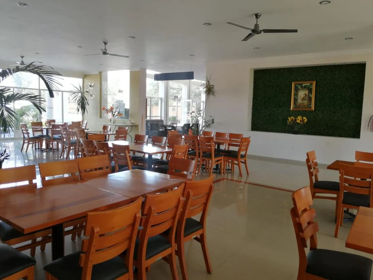 Restaurant/places to eat in Hotel JS