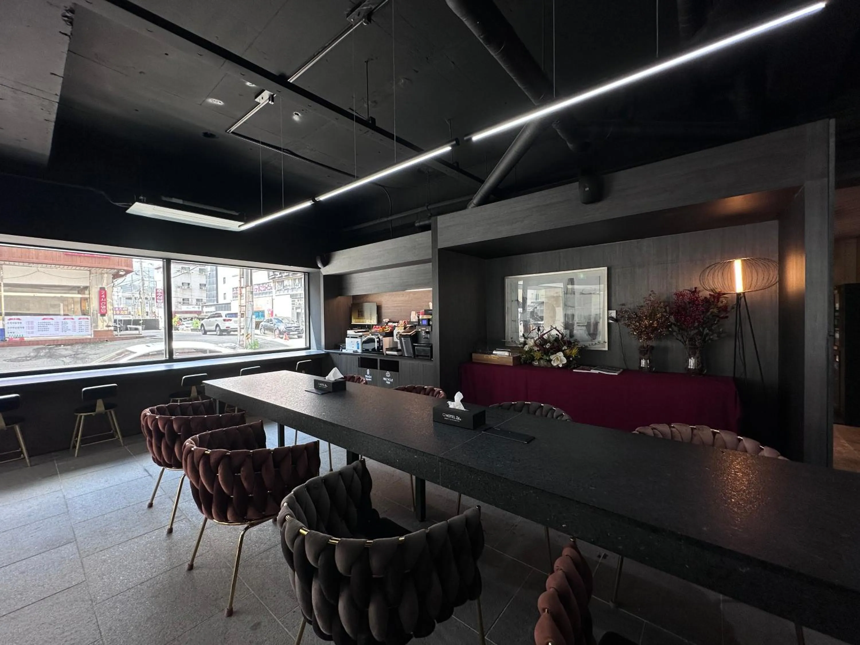 Restaurant/places to eat in Hotel 24st Prestige