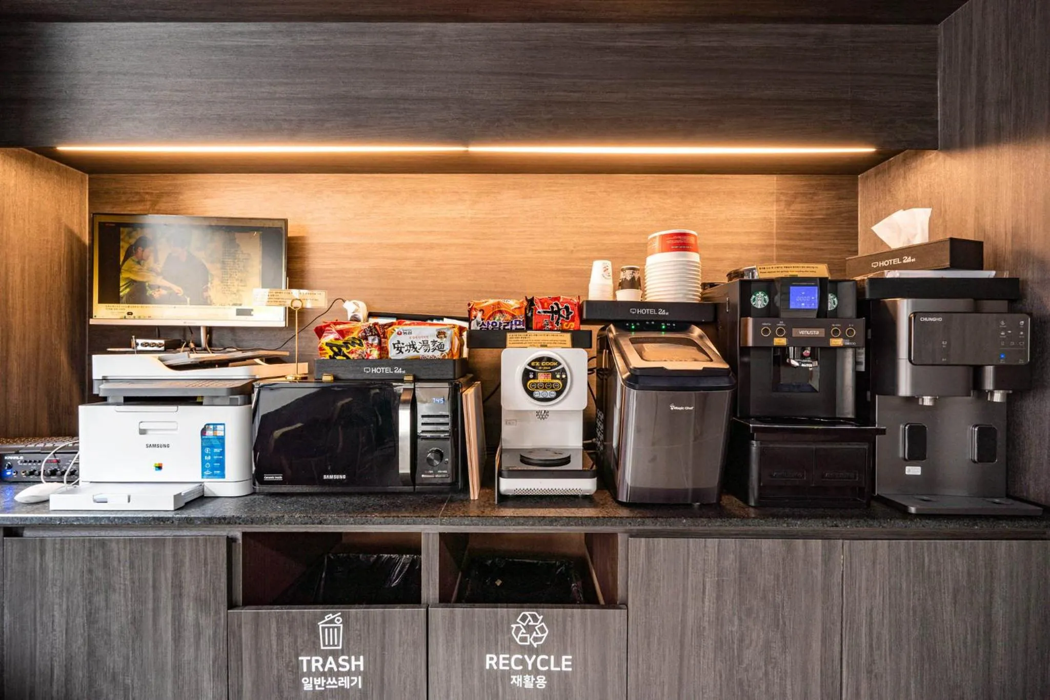 Restaurant/places to eat in Hotel 24st Prestige