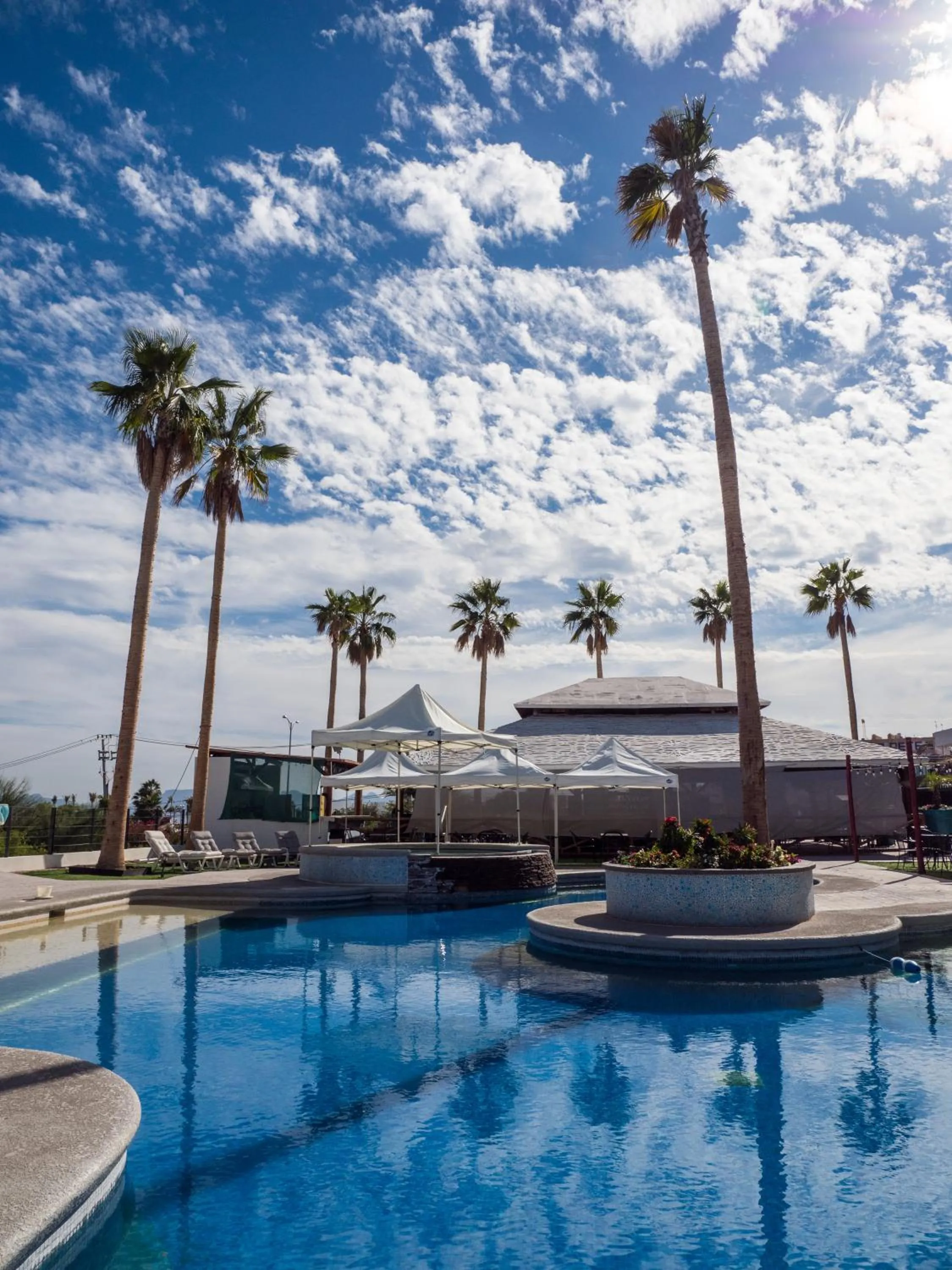 Swimming pool in Sawari Hotel