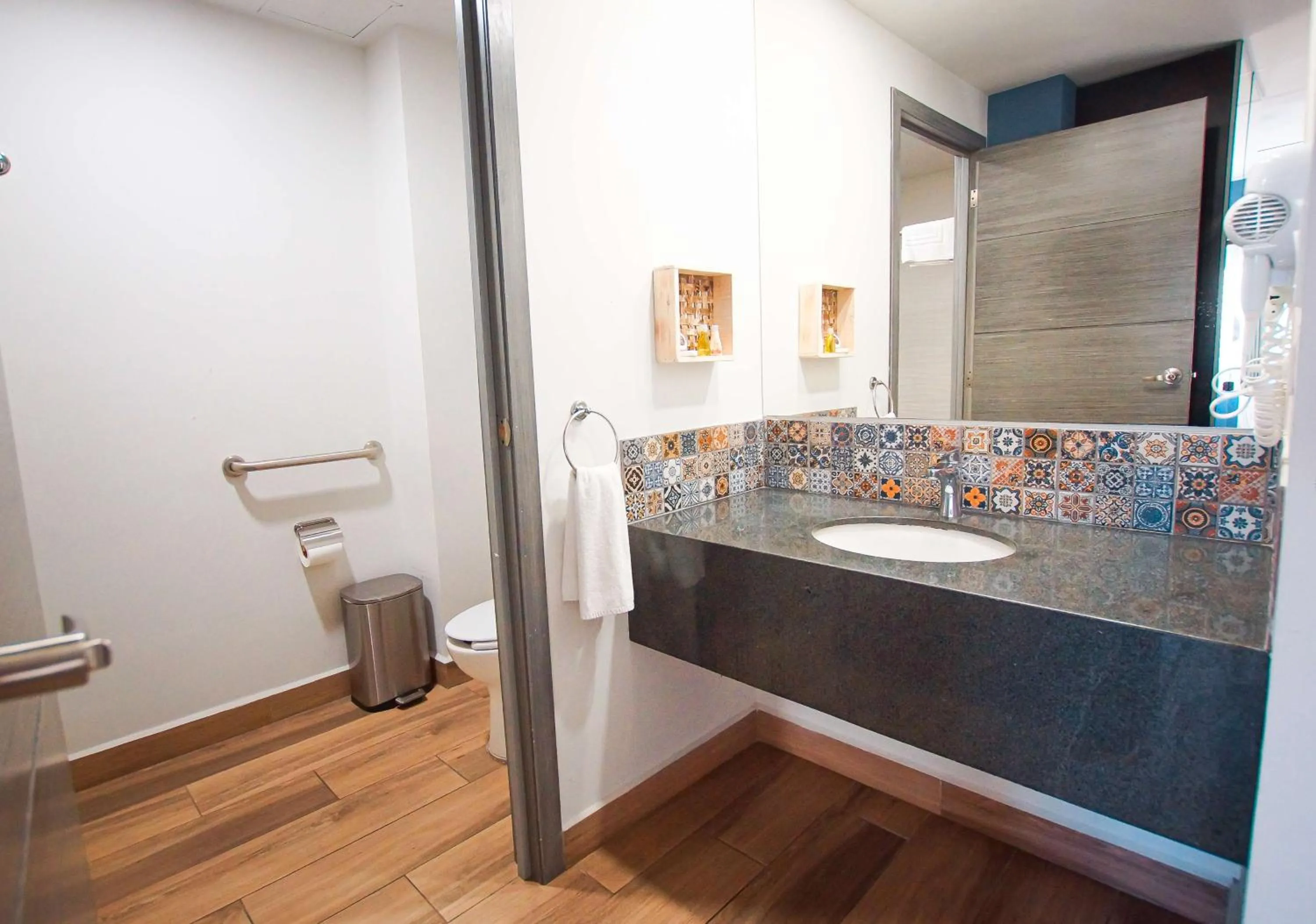 Bathroom in Sawari Hotel