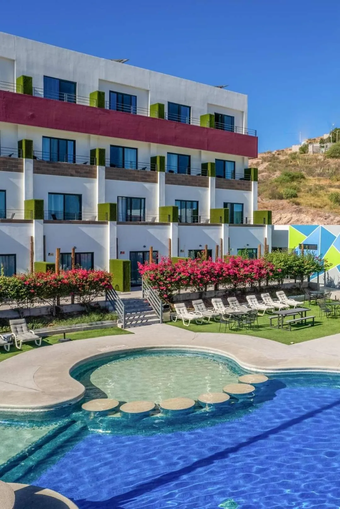 Swimming pool in Sawari Hotel