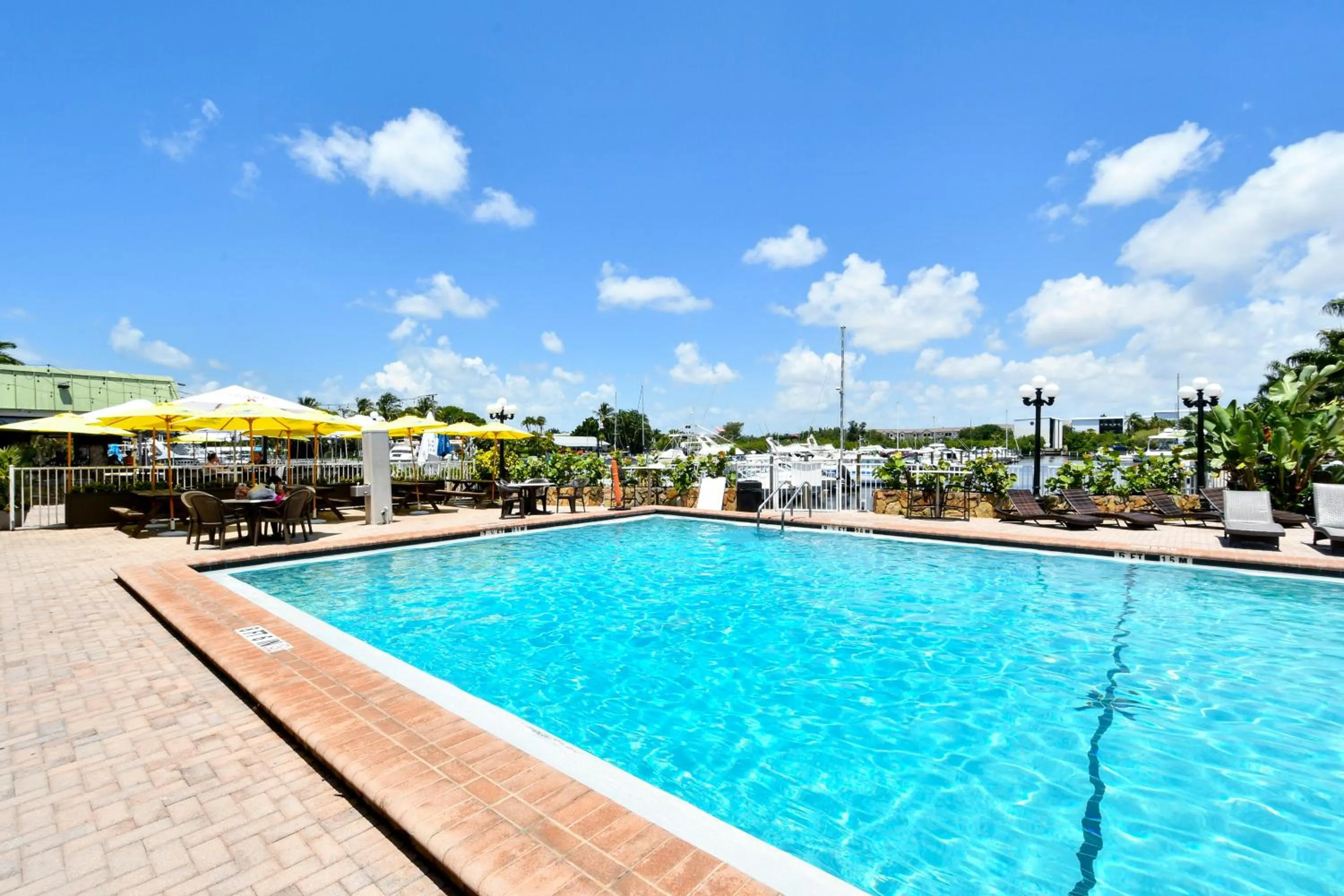 Room 127 - Waterfront, Heated Pool, Huge TV, Tiki Bar & Grill