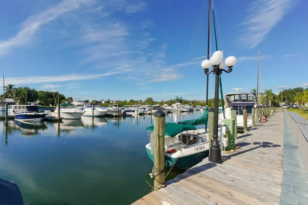 Room 127 - Waterfront, Heated Pool, Huge TV, Tiki Bar & Grill