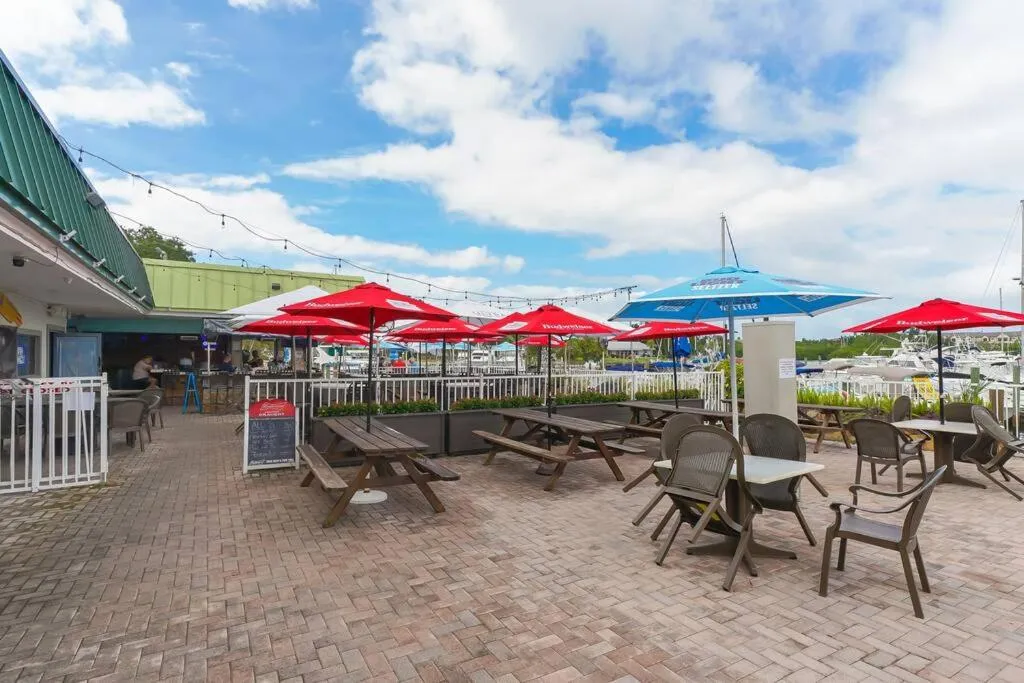 Room 127 - Waterfront, Heated Pool, Huge TV, Tiki Bar & Grill