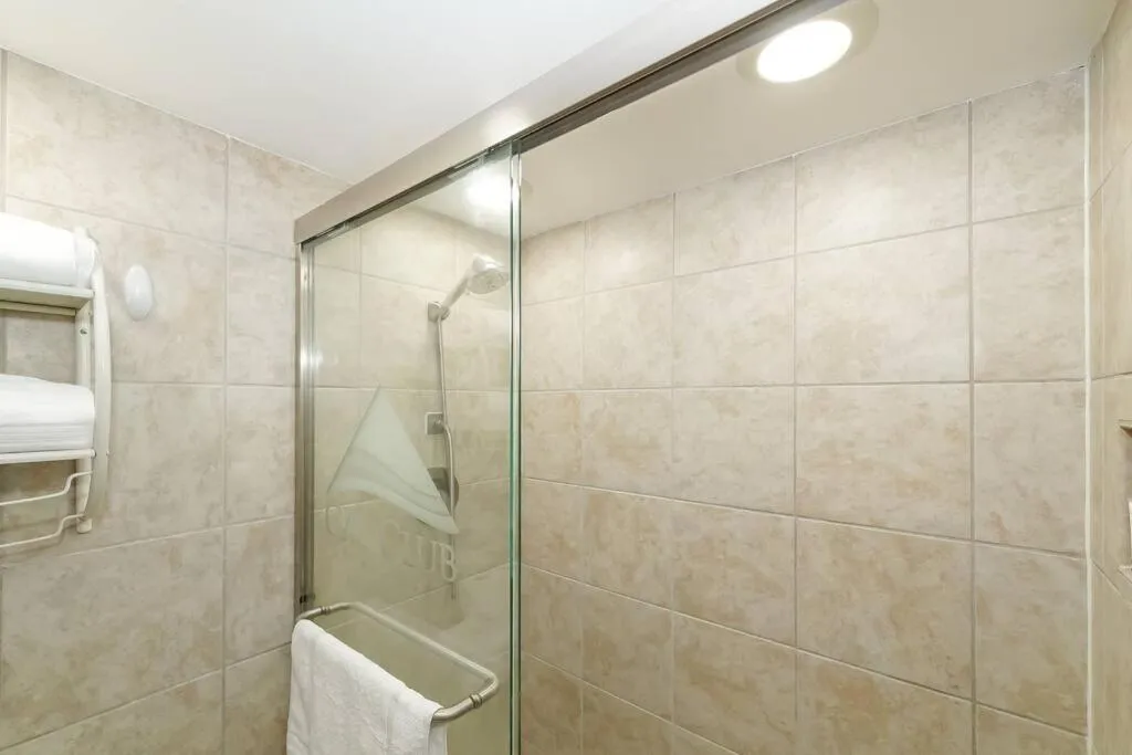 Room 127 - Waterfront, Heated Pool, Huge TV, Tiki Bar & Grill