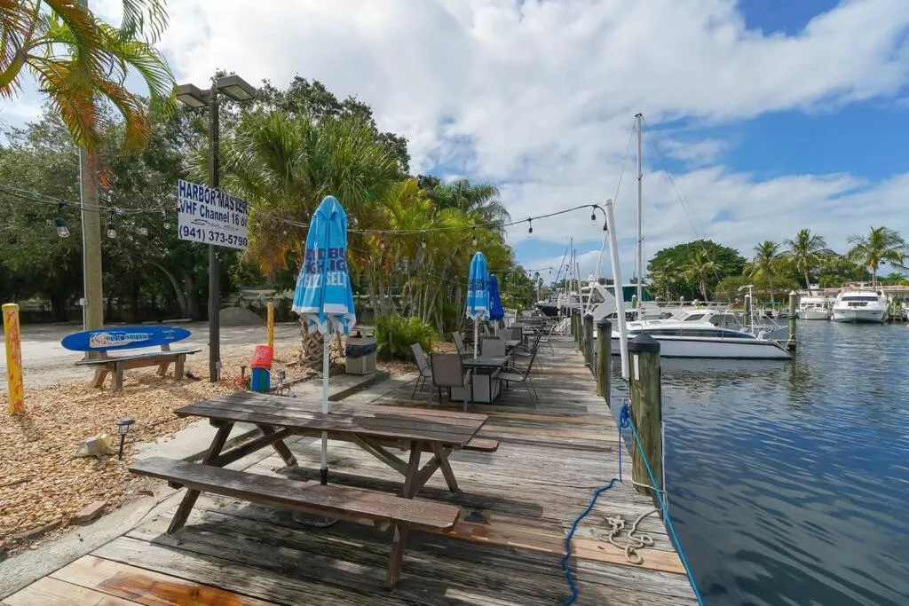 Room 127 - Waterfront, Heated Pool, Huge TV, Tiki Bar & Grill