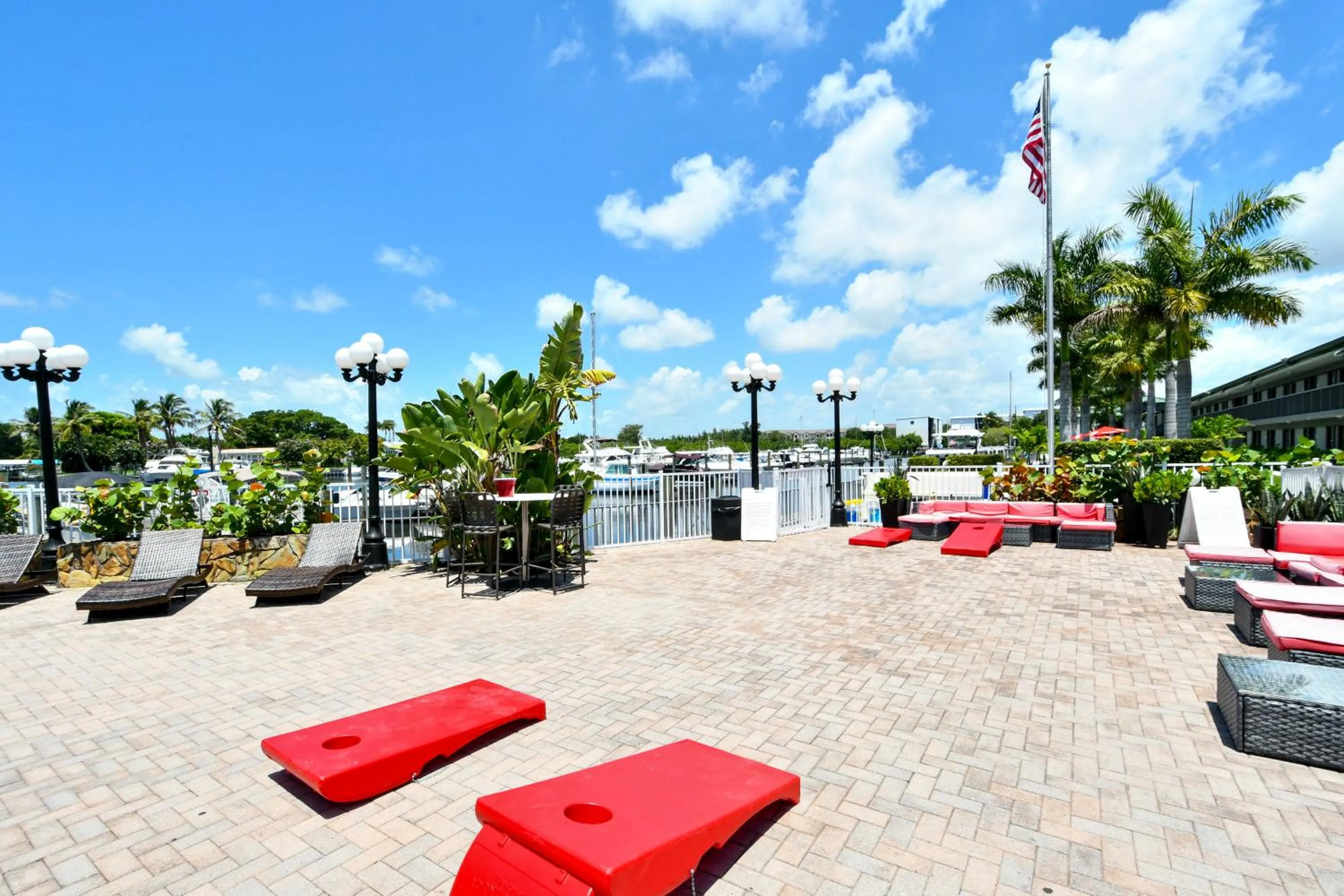 Room 127 - Waterfront, Heated Pool, Huge TV, Tiki Bar & Grill