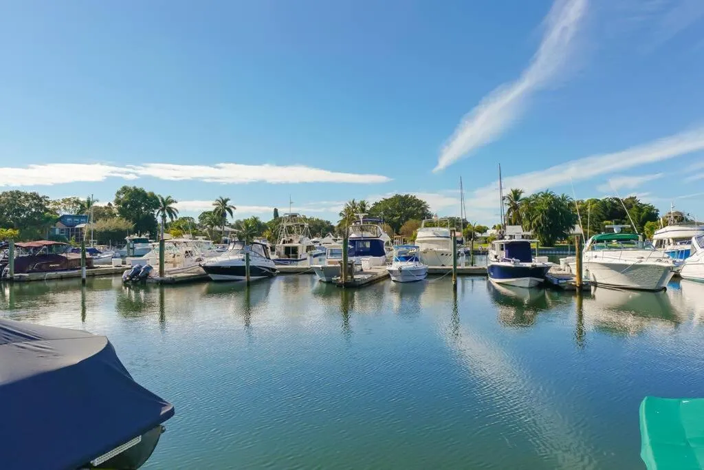 Room 127 - Waterfront, Heated Pool, Huge TV, Tiki Bar & Grill