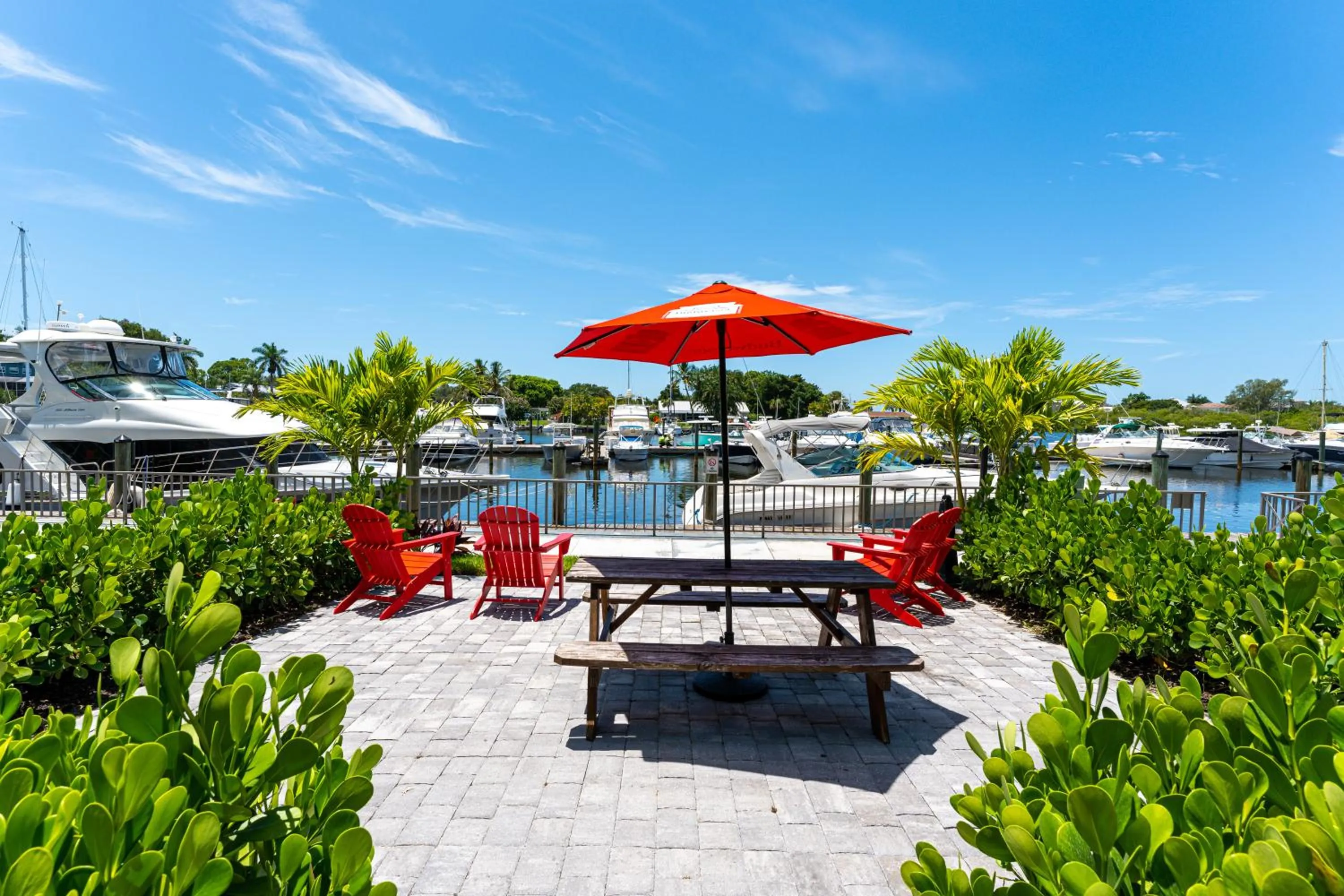Room 127 - Waterfront, Heated Pool, Huge TV, Tiki Bar & Grill