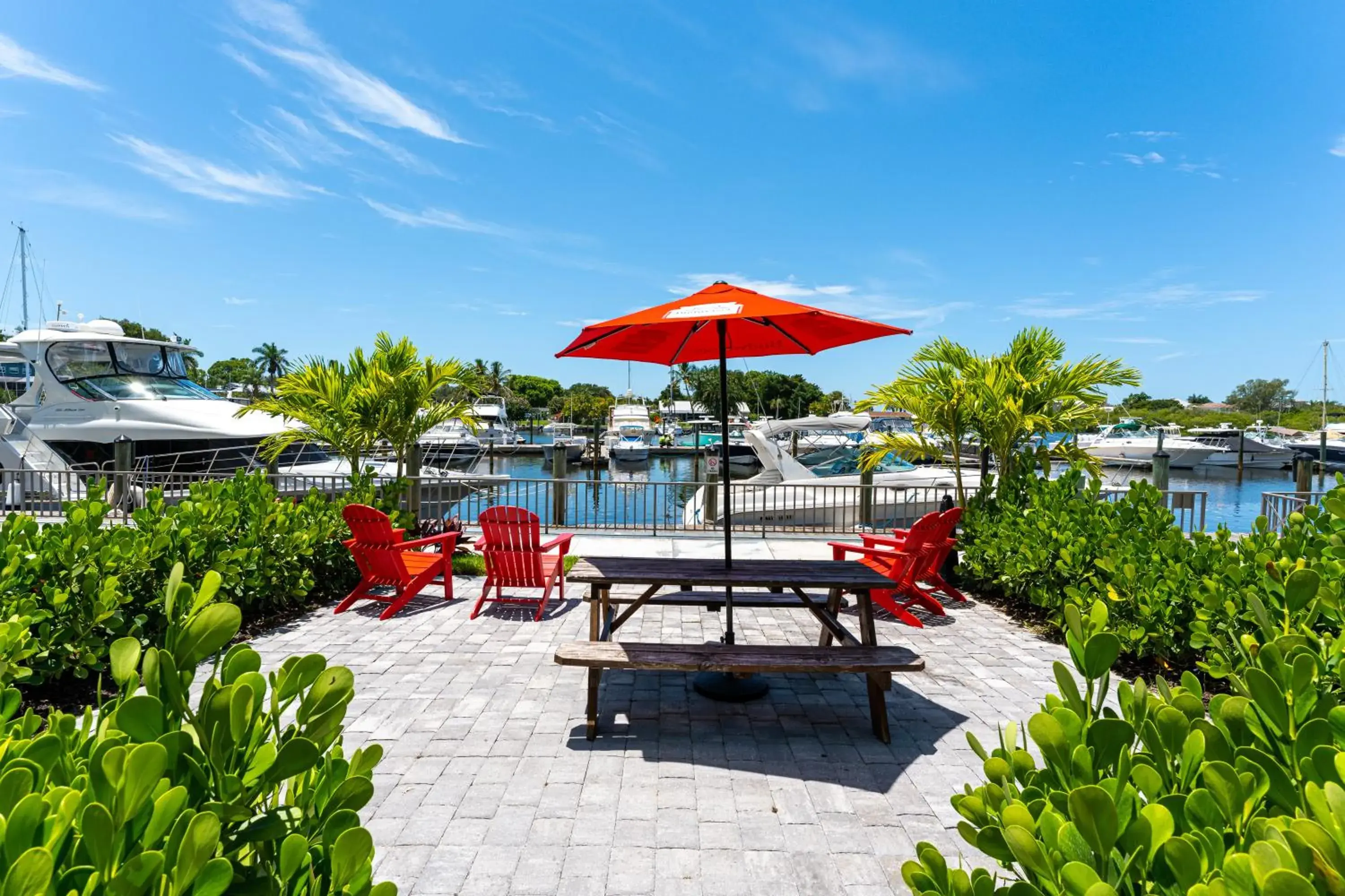 Room 127 - Waterfront, Heated Pool, Huge TV, Tiki Bar & Grill Room 127 - Waterfront, Heated Pool, Huge TV, Tiki Bar & Grill