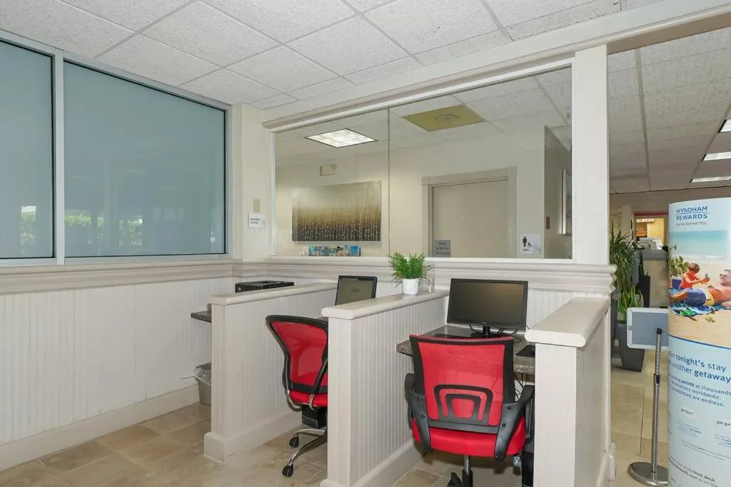 Room 127 - Waterfront, Heated Pool, Huge TV, Tiki Bar & Grill